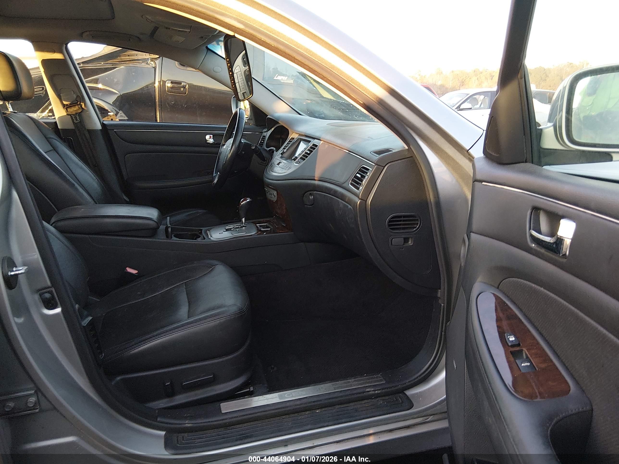 HYUNDAI GENESIS image 5