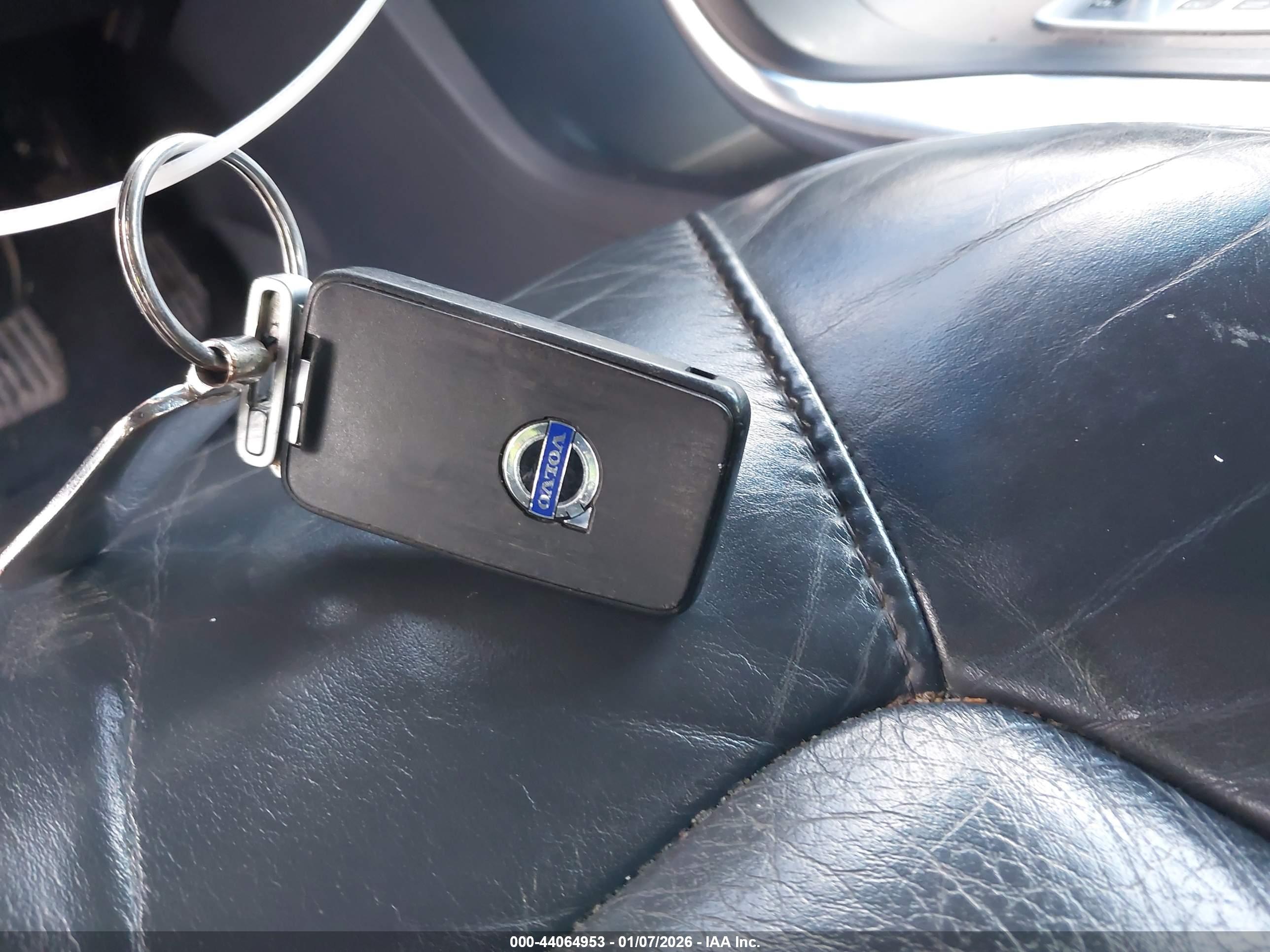 VOLVO XC70 image 11