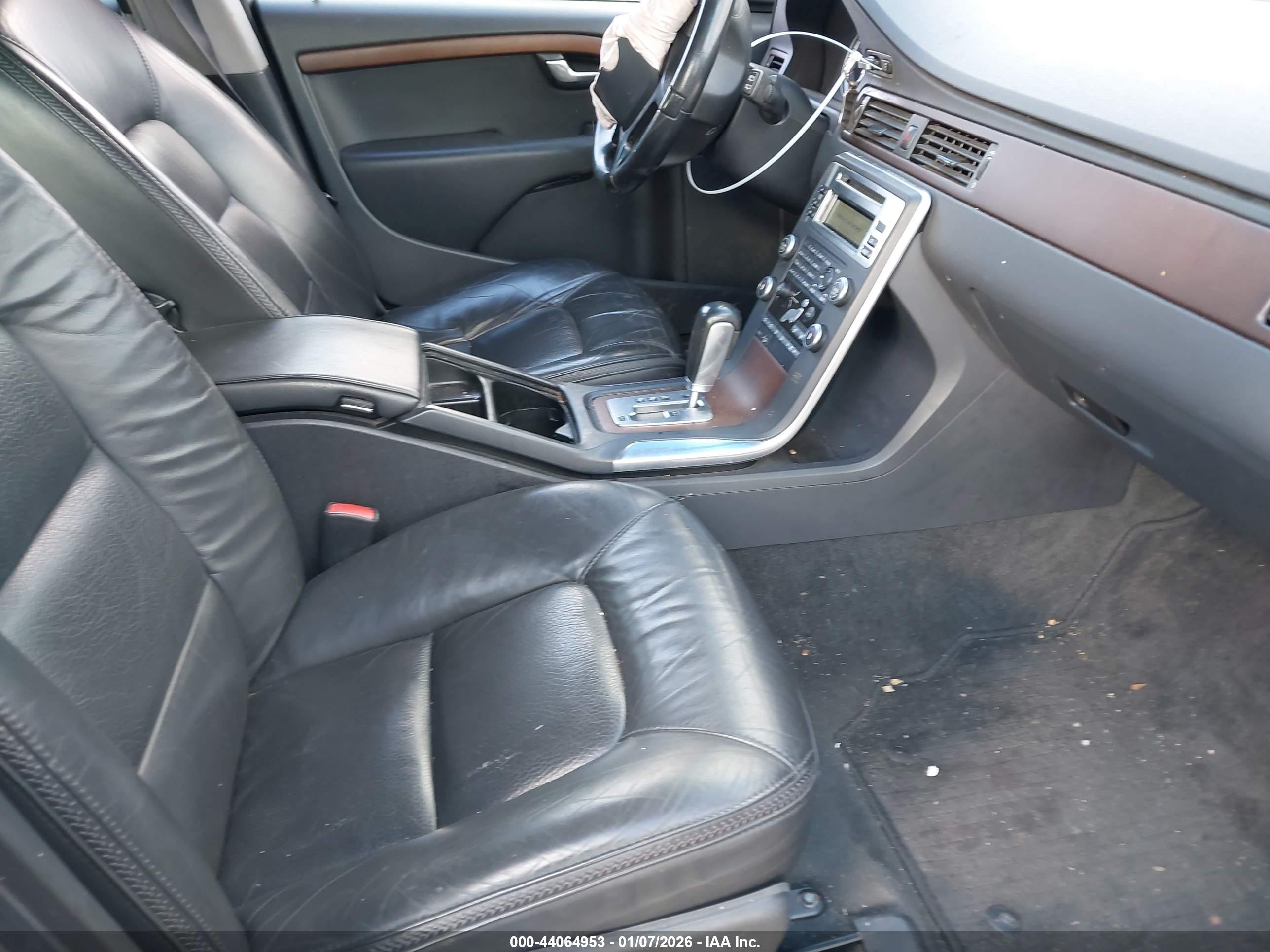 VOLVO XC70 image 5