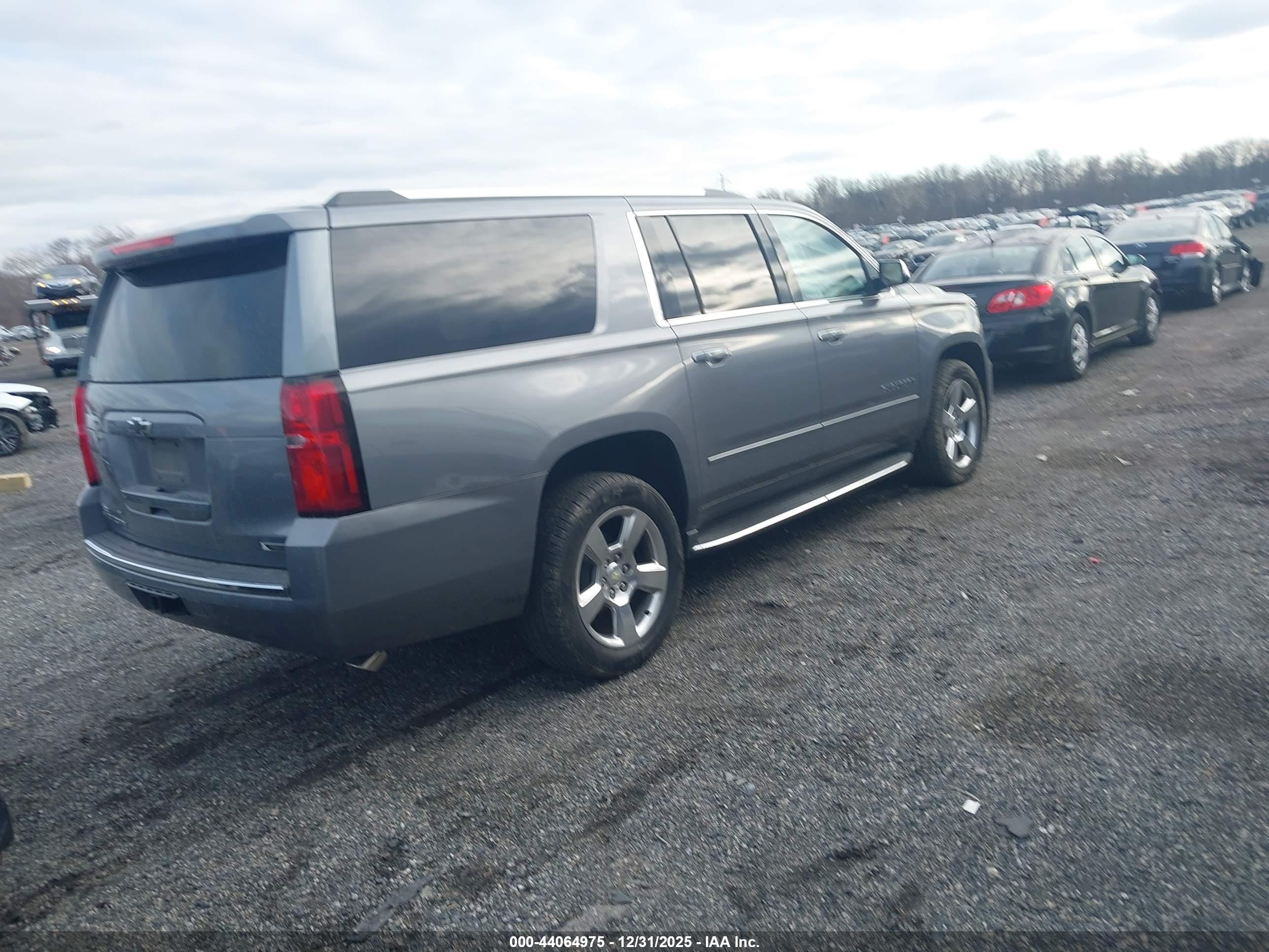 CHEVROLET SUBURBAN image 4
