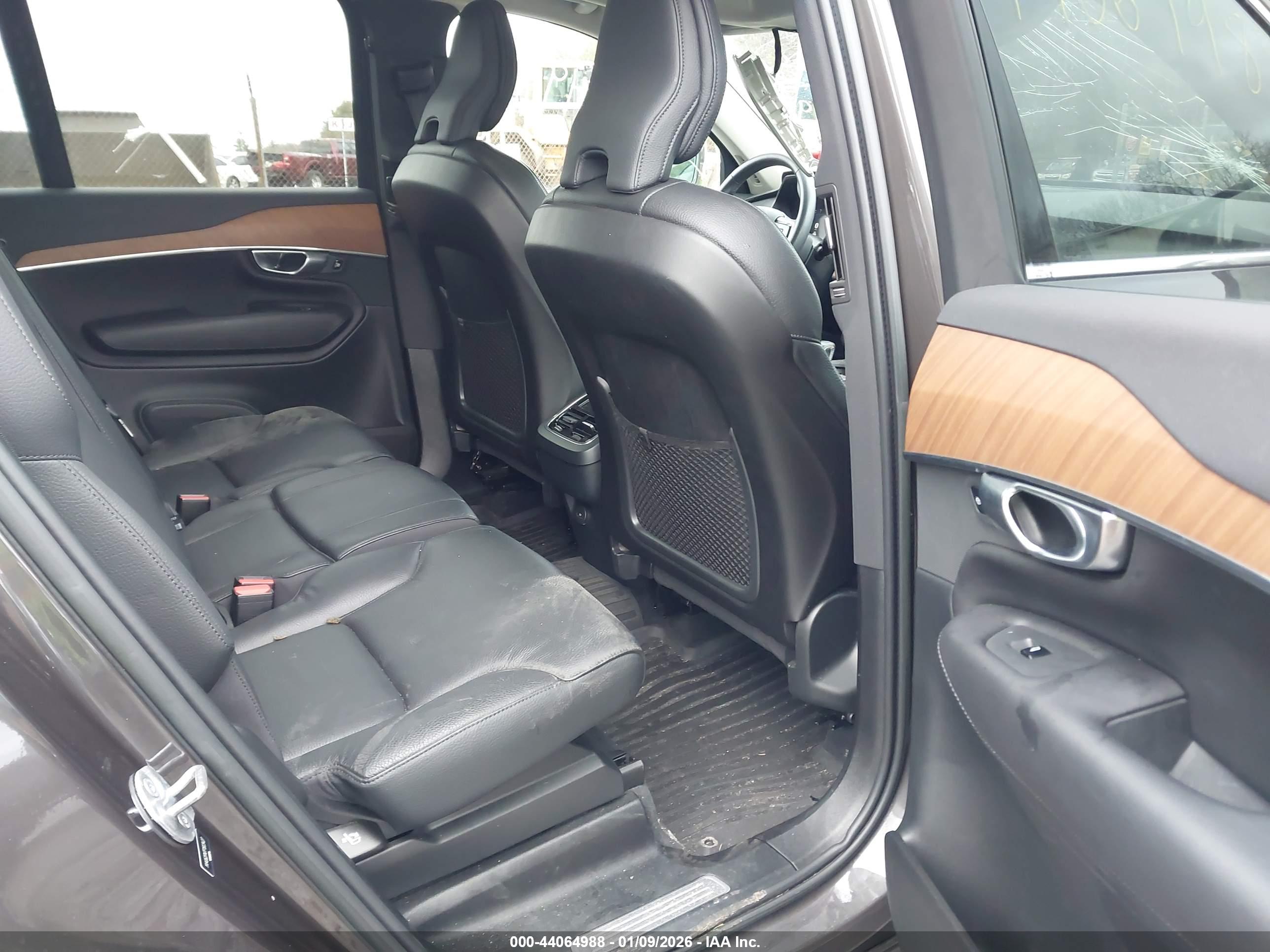 VOLVO XC90 image 8