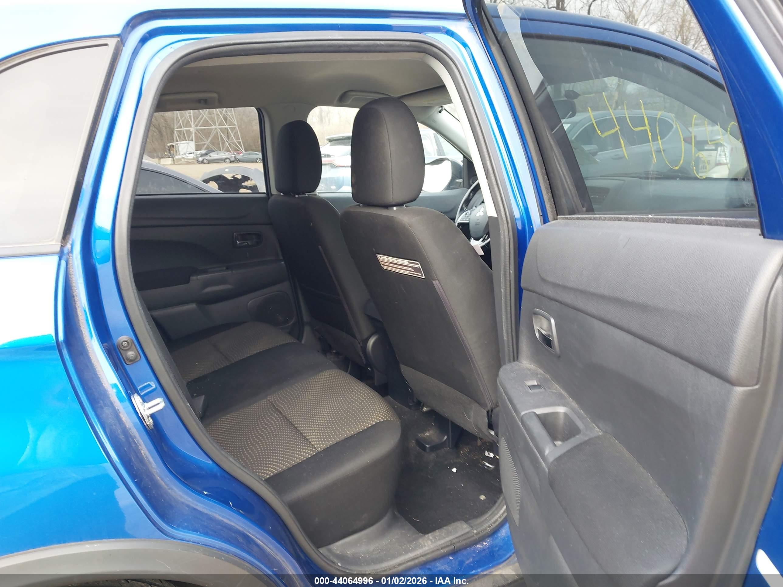 MITSUBISHI OUTLANDER image 8
