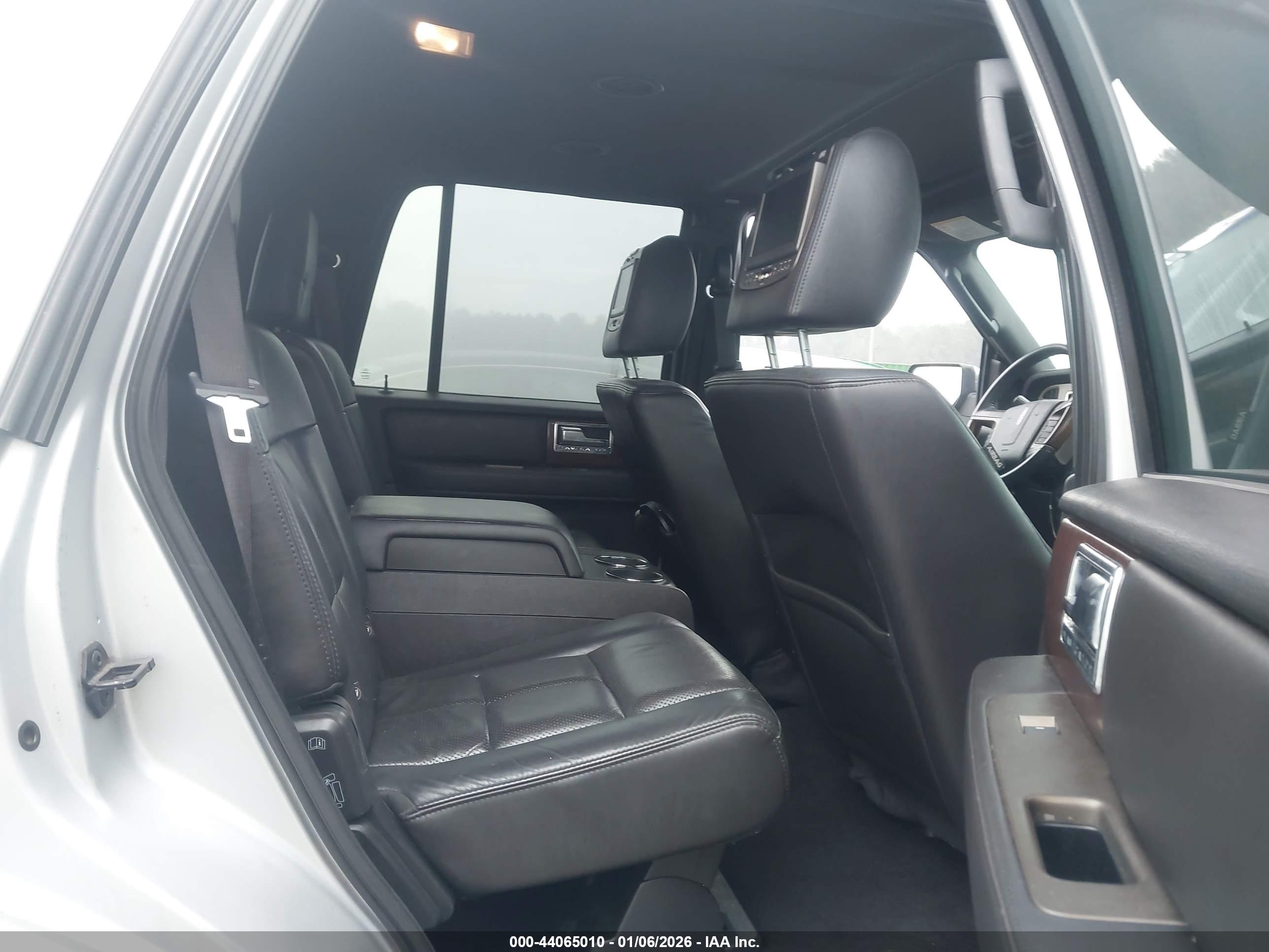 LINCOLN NAVIGATOR image 8