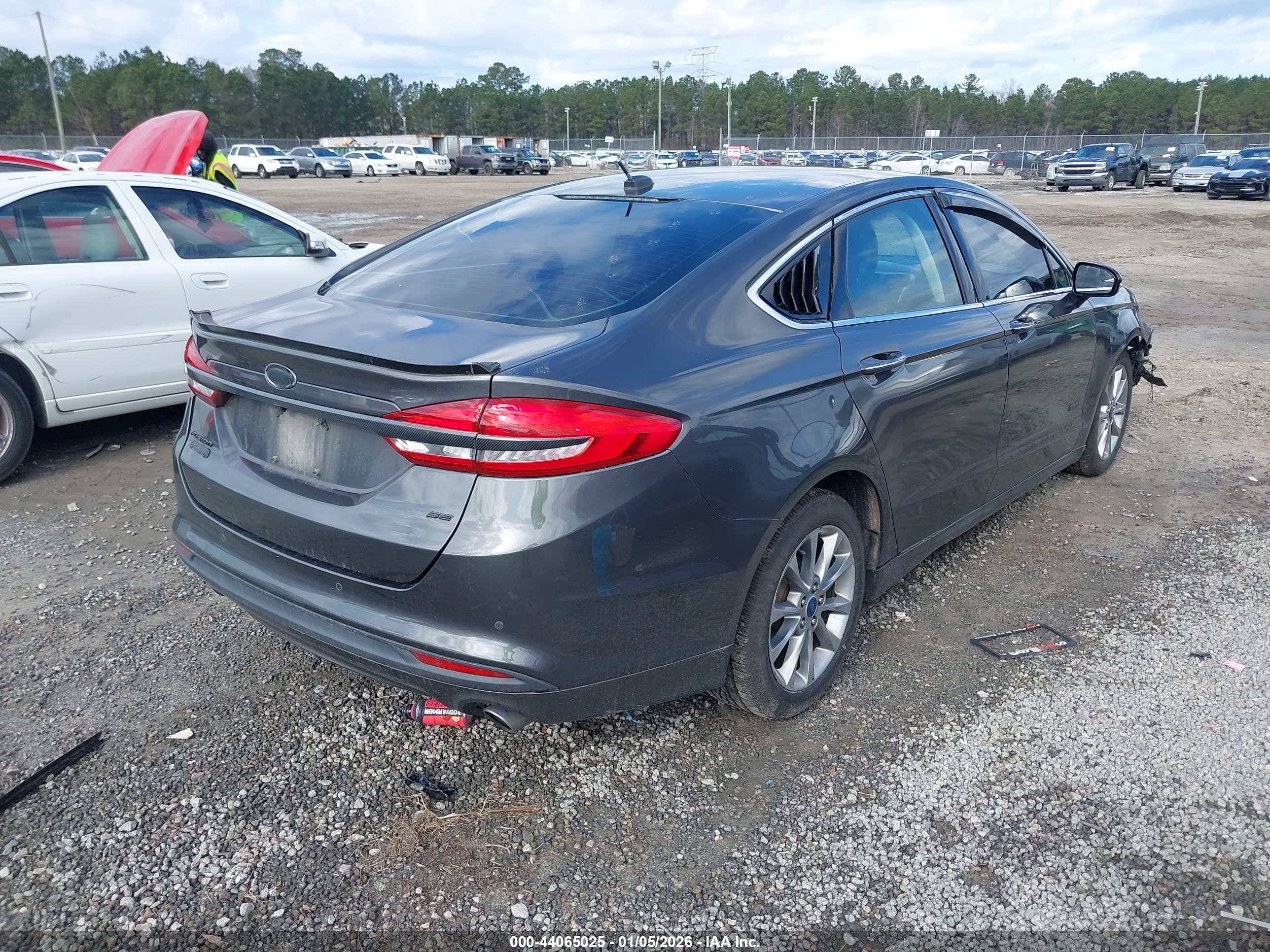 FORD FUSION image 4