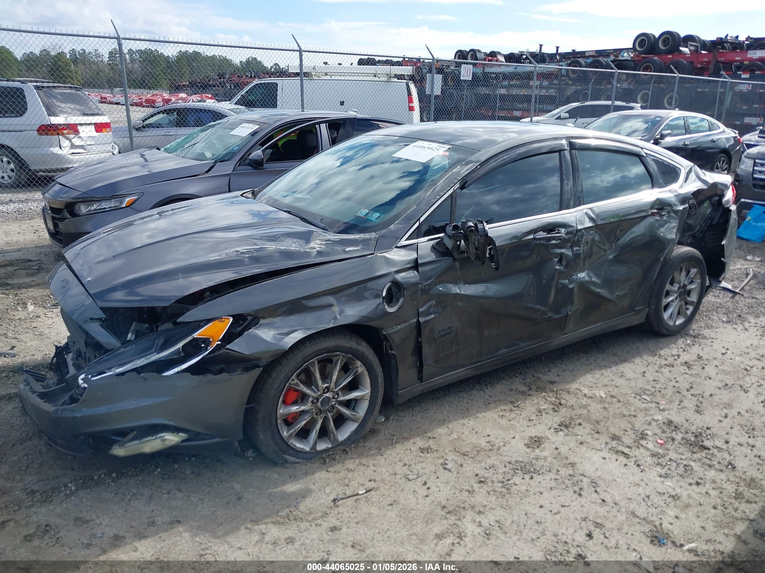 FORD FUSION image 6