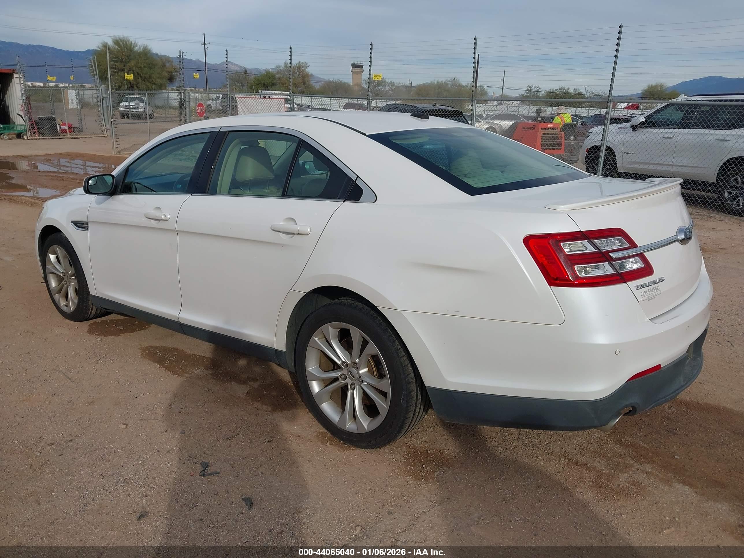 FORD TAURUS image 3