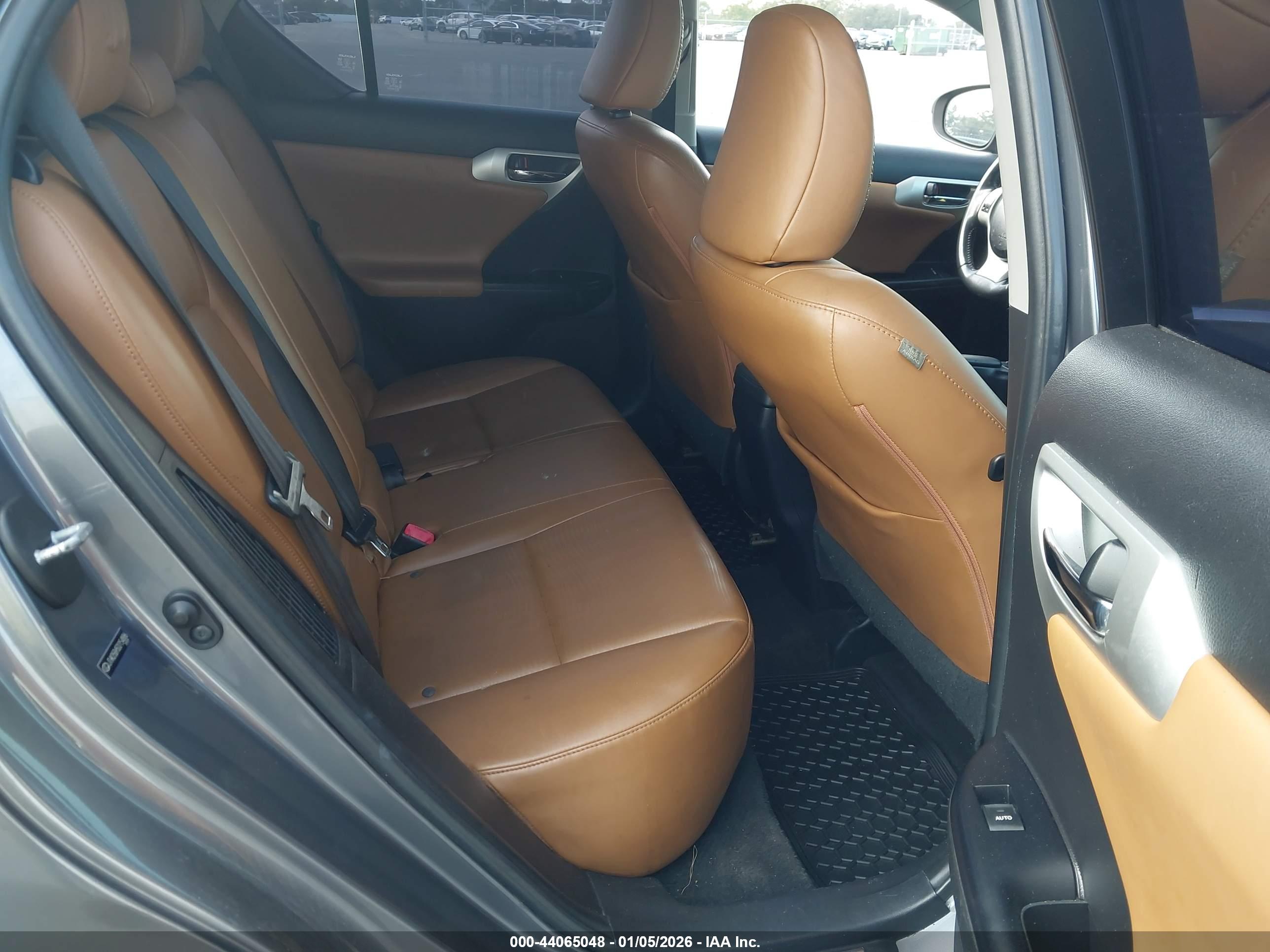LEXUS CT image 8