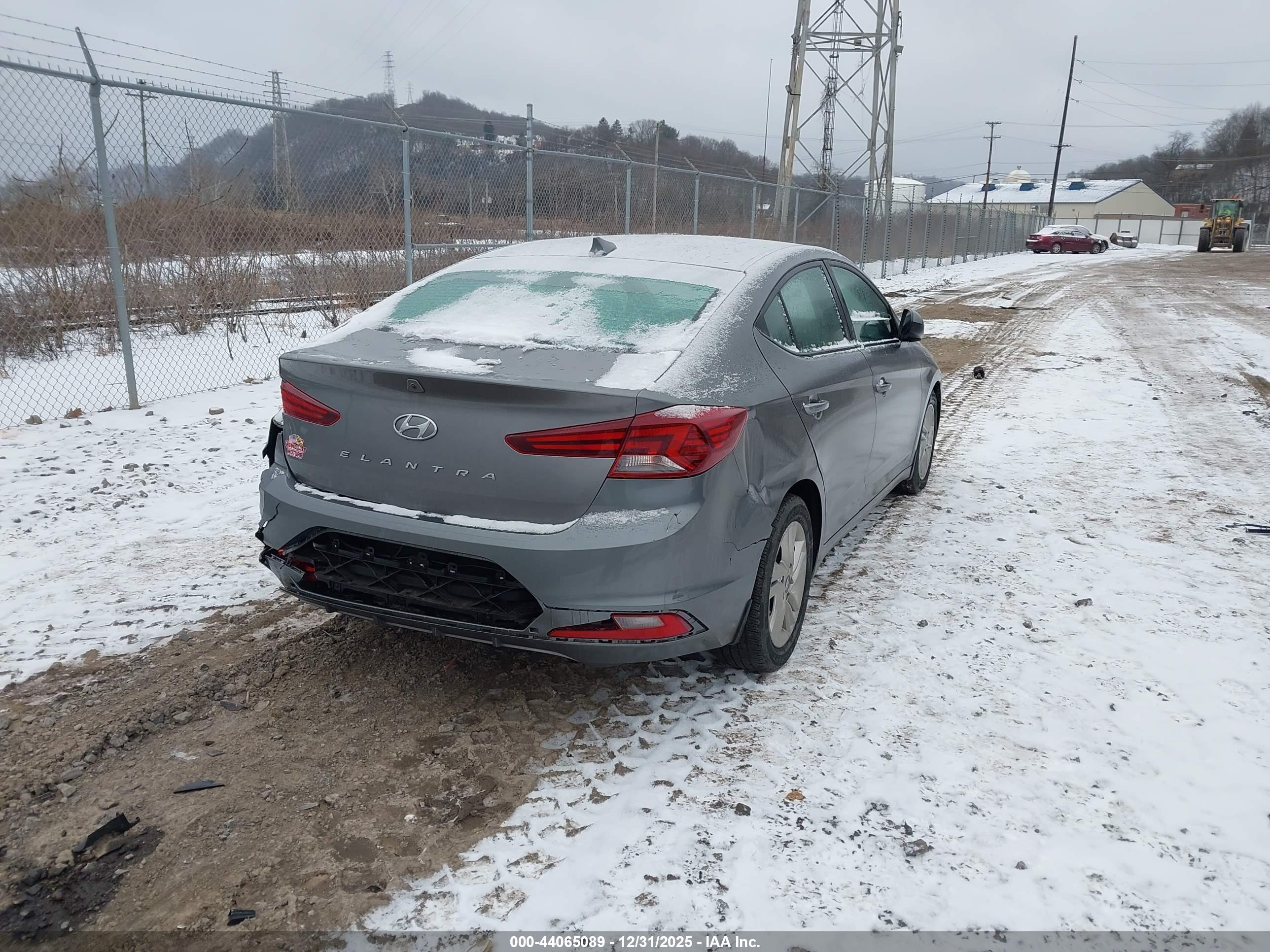HYUNDAI ELANTRA image 4