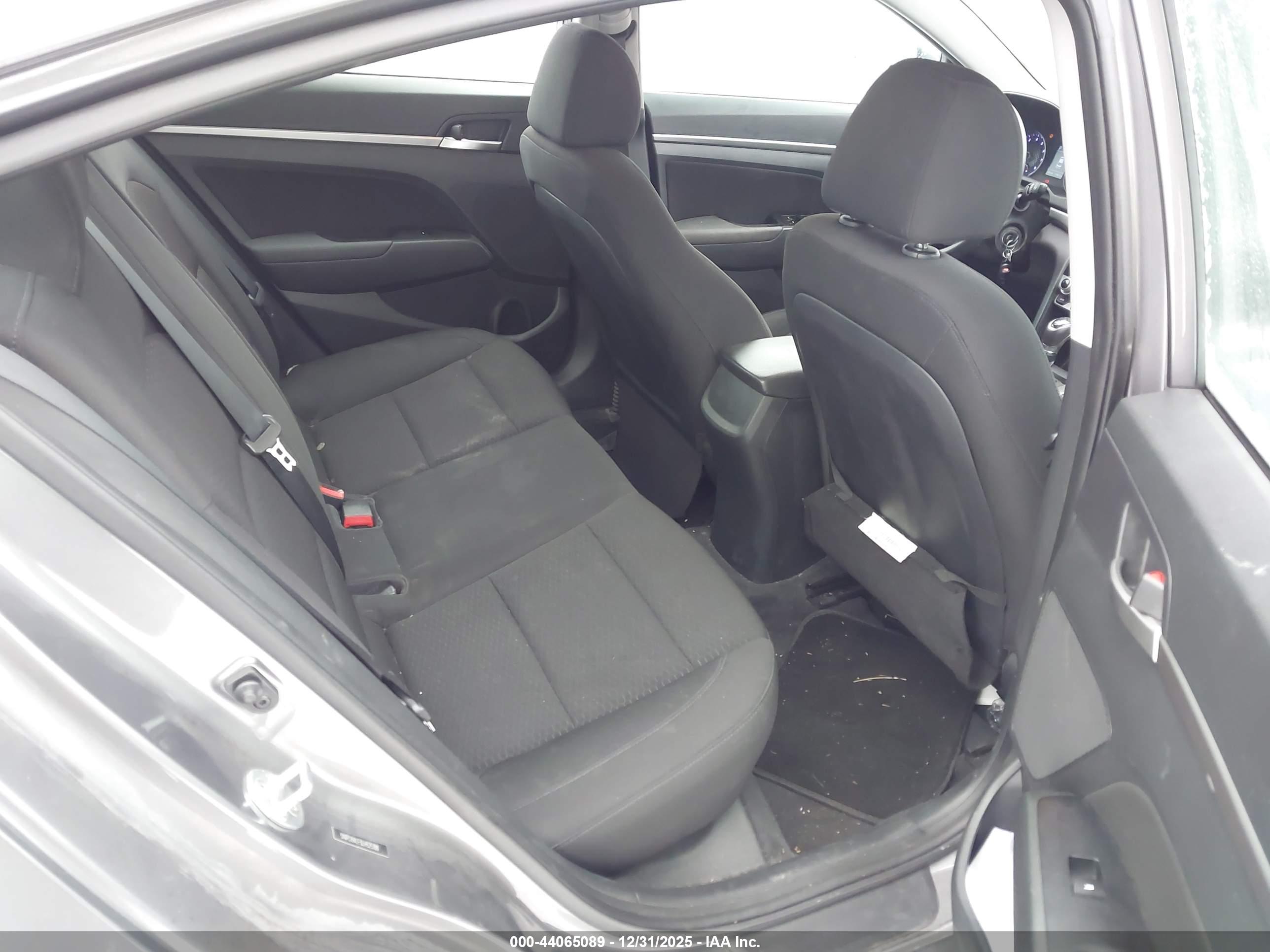 HYUNDAI ELANTRA image 8