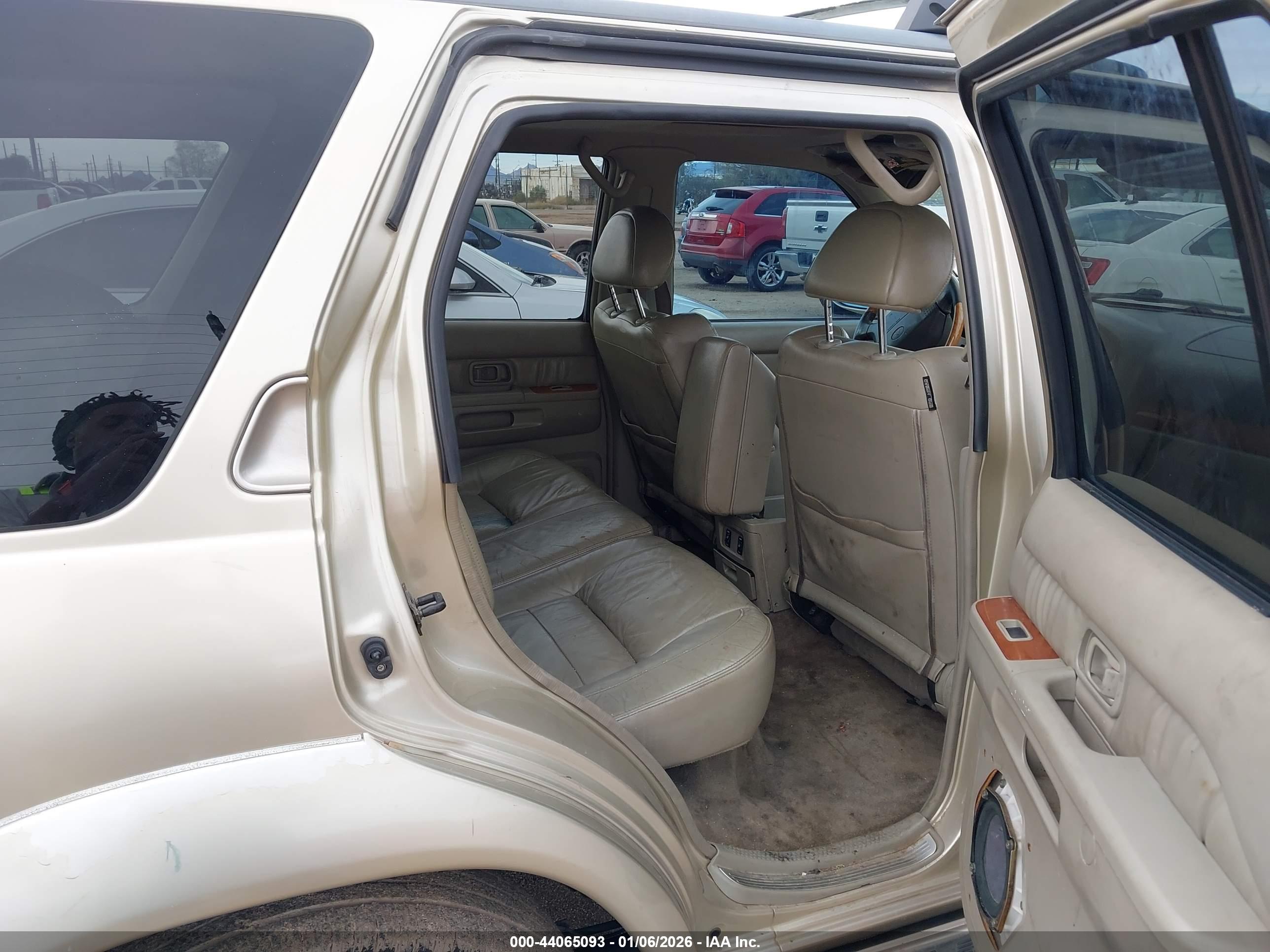 INFINITI QX4 image 8