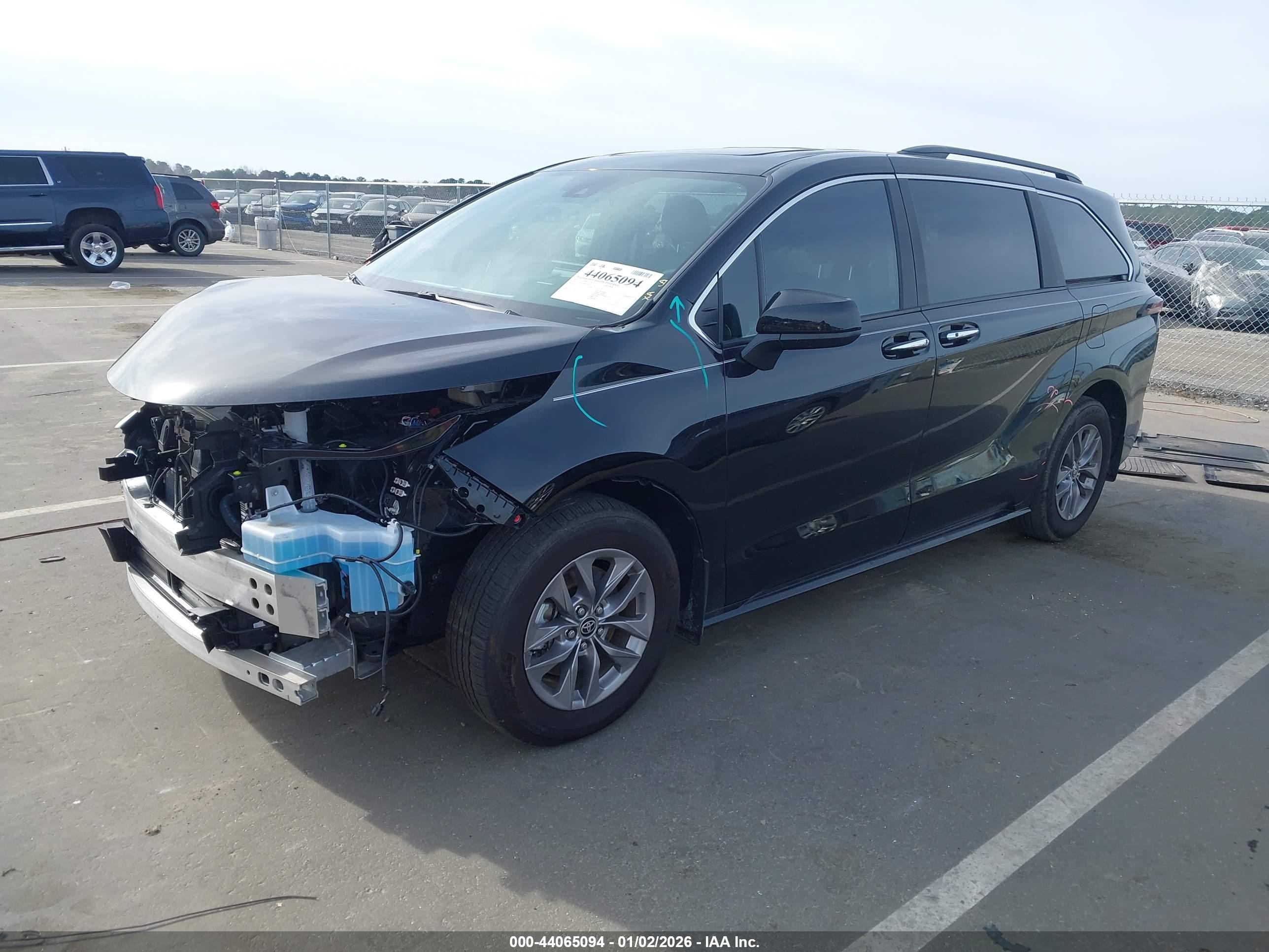 TOYOTA SIENNA image 2
