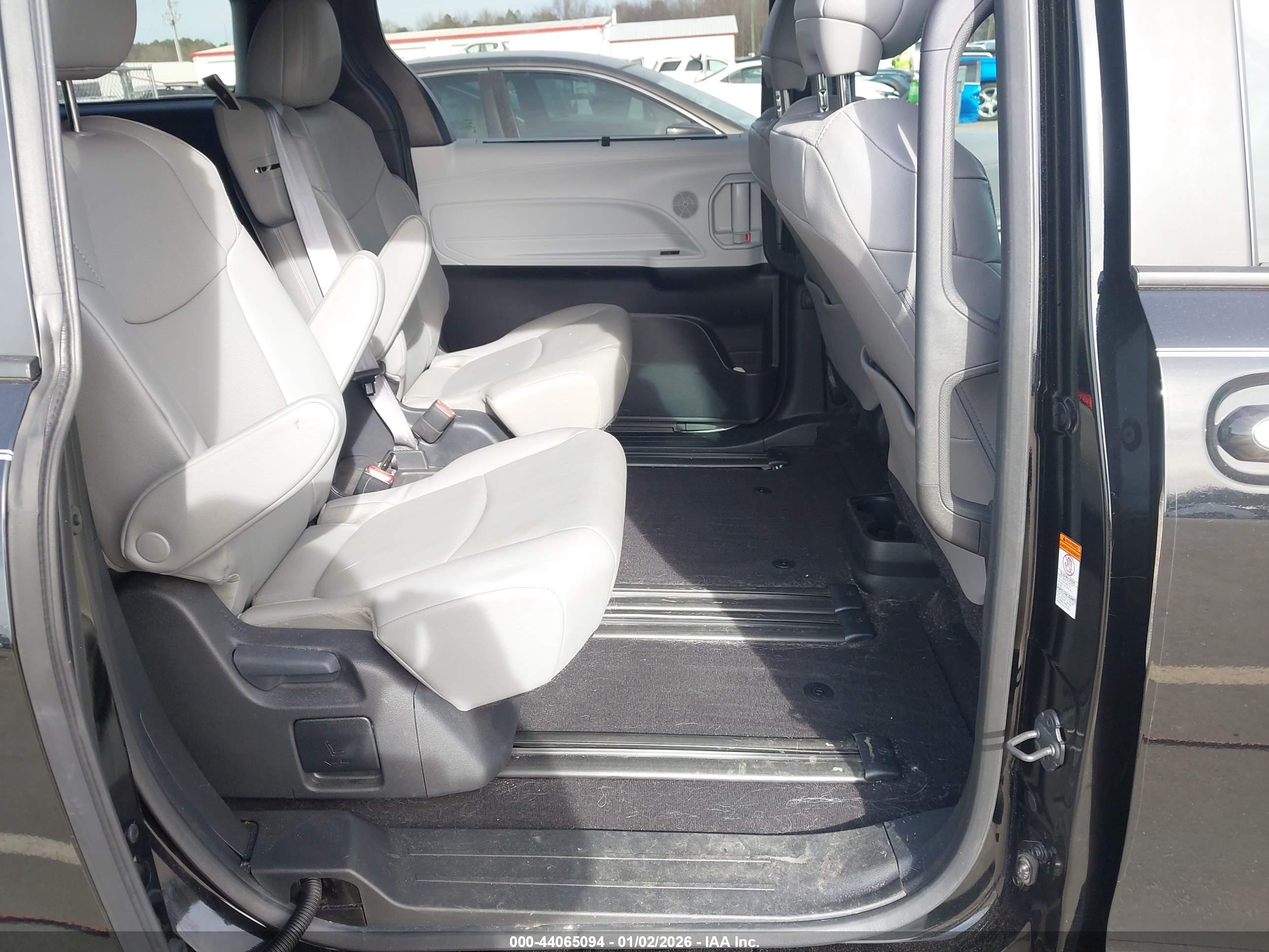 TOYOTA SIENNA image 8