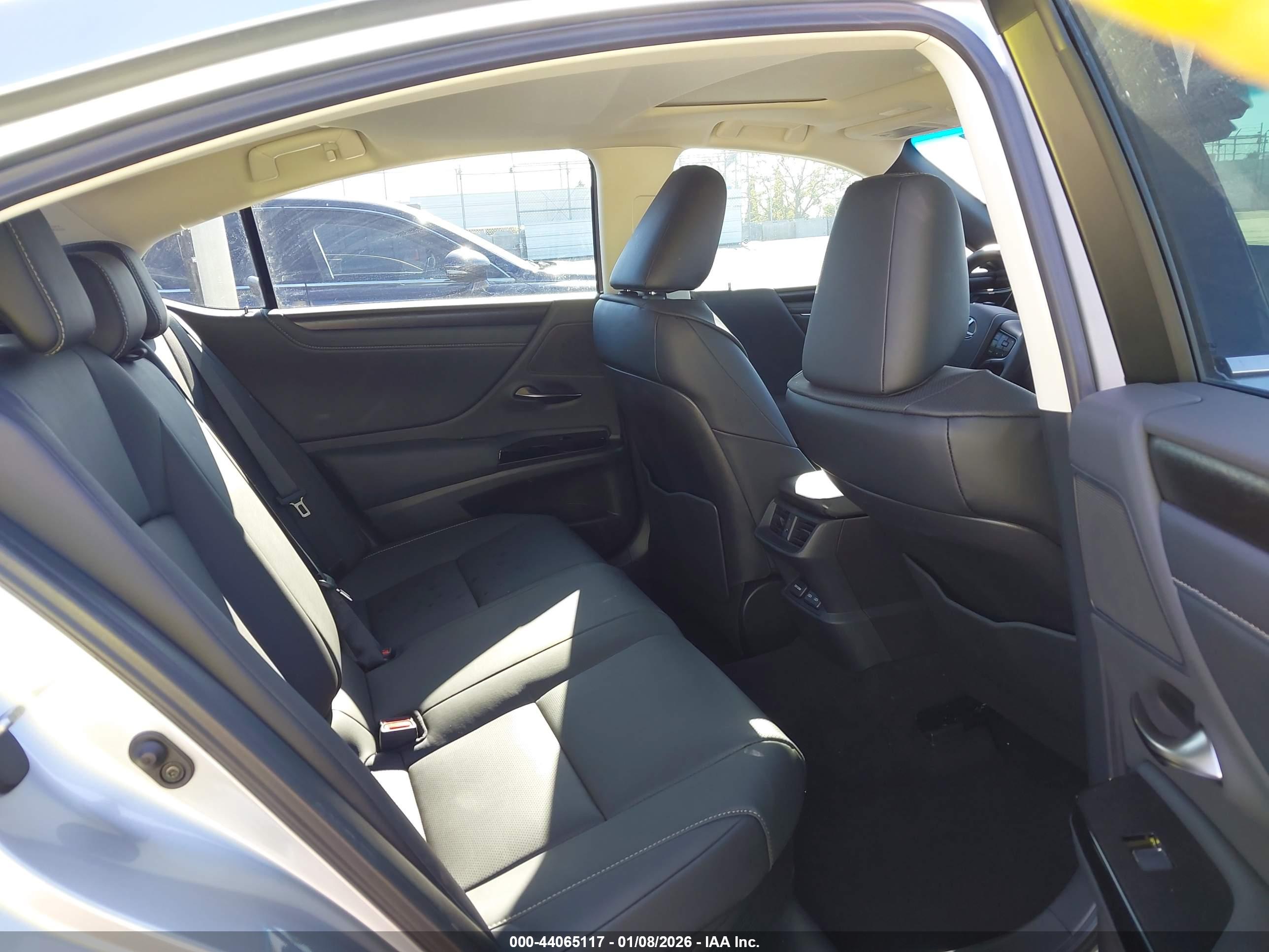 LEXUS ES image 8