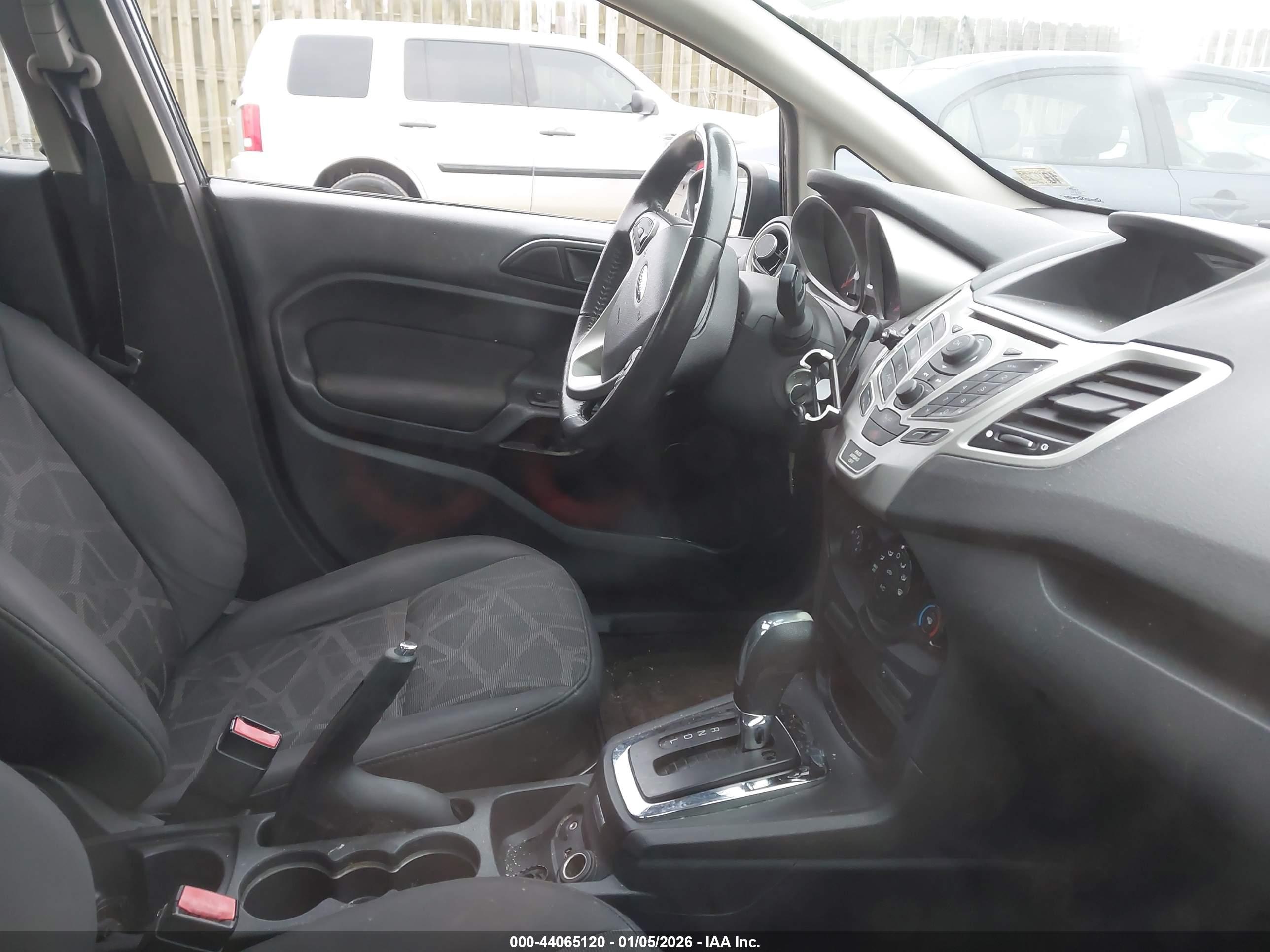 FORD FIESTA image 5