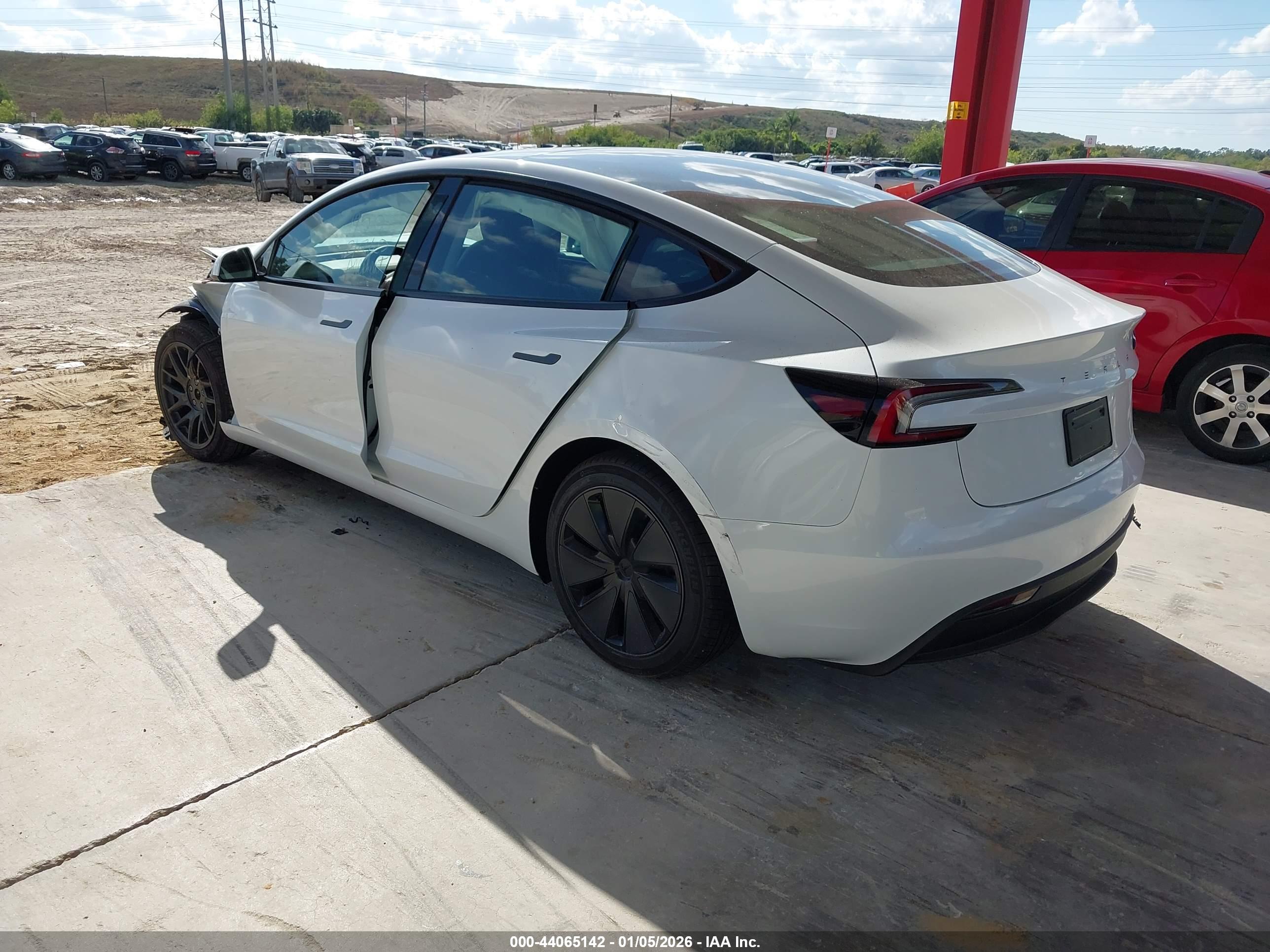 TESLA MODEL image 3