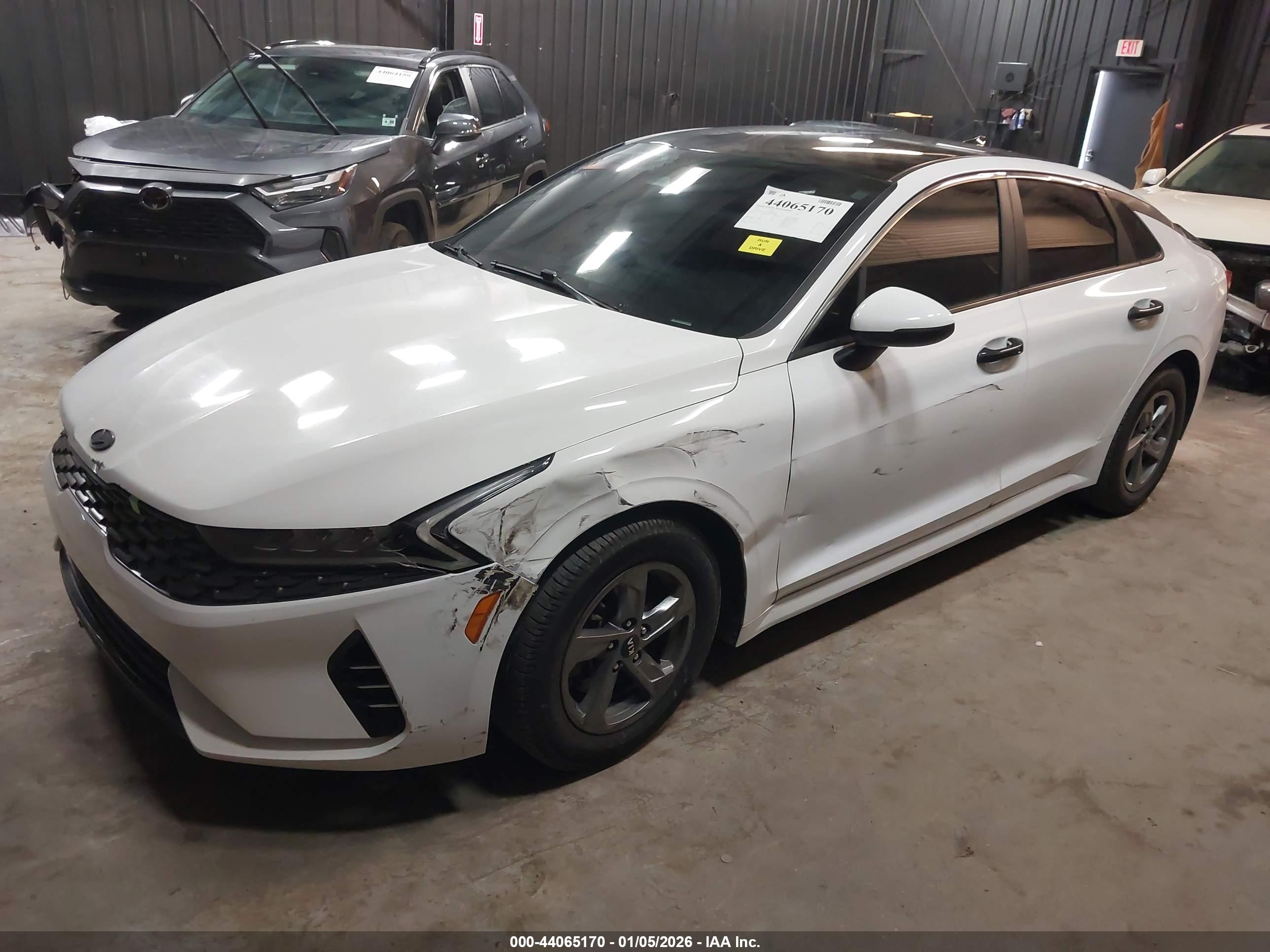KIA K5 image 2