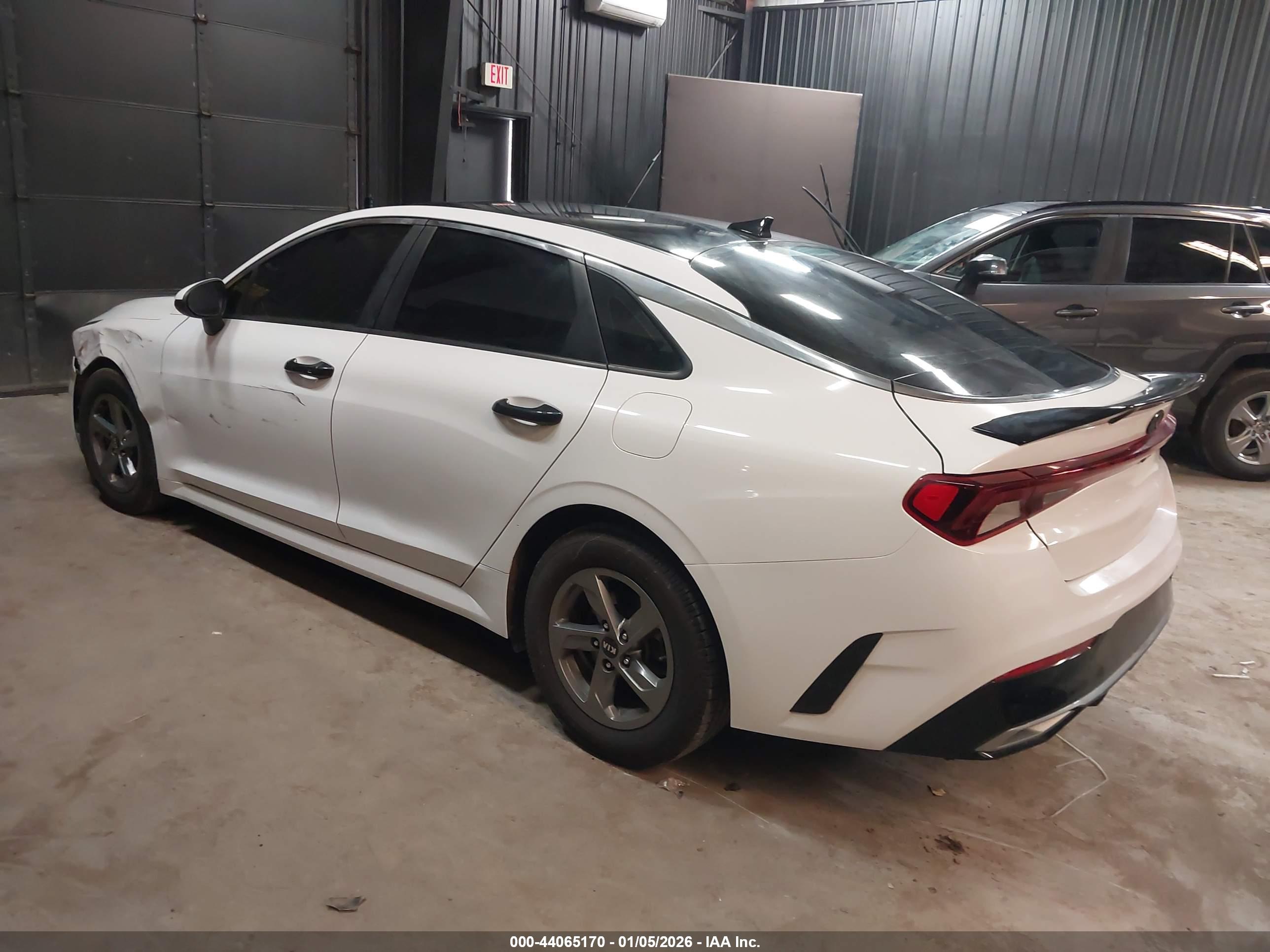 KIA K5 image 3