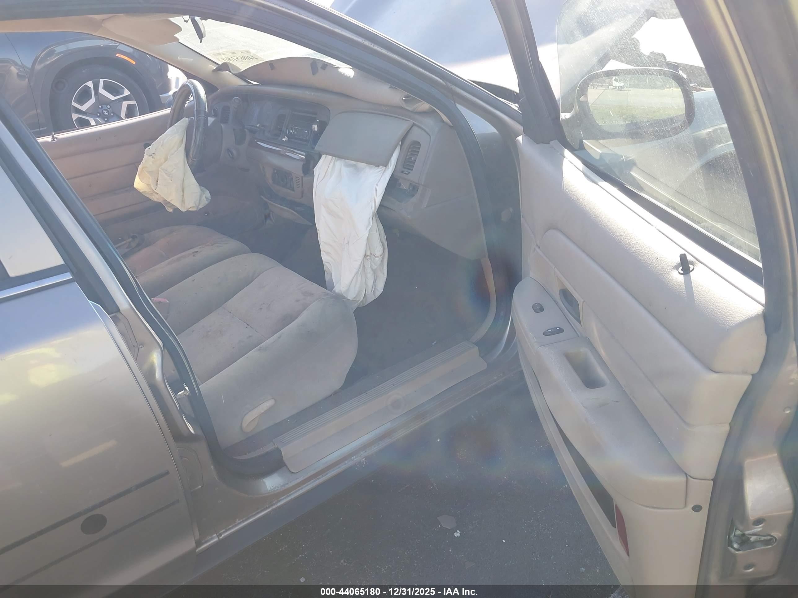 FORD CROWN image 5