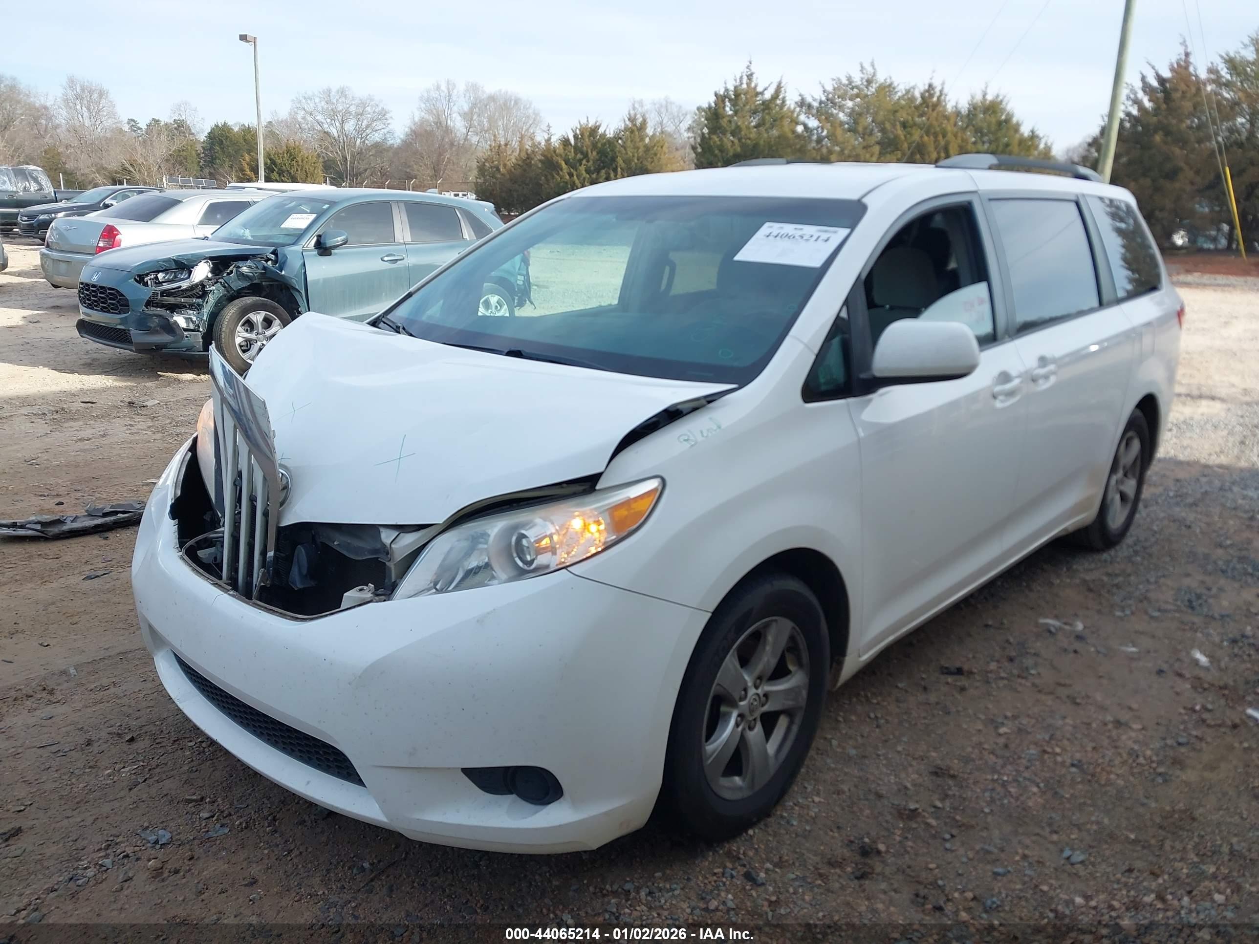 TOYOTA SIENNA image 2