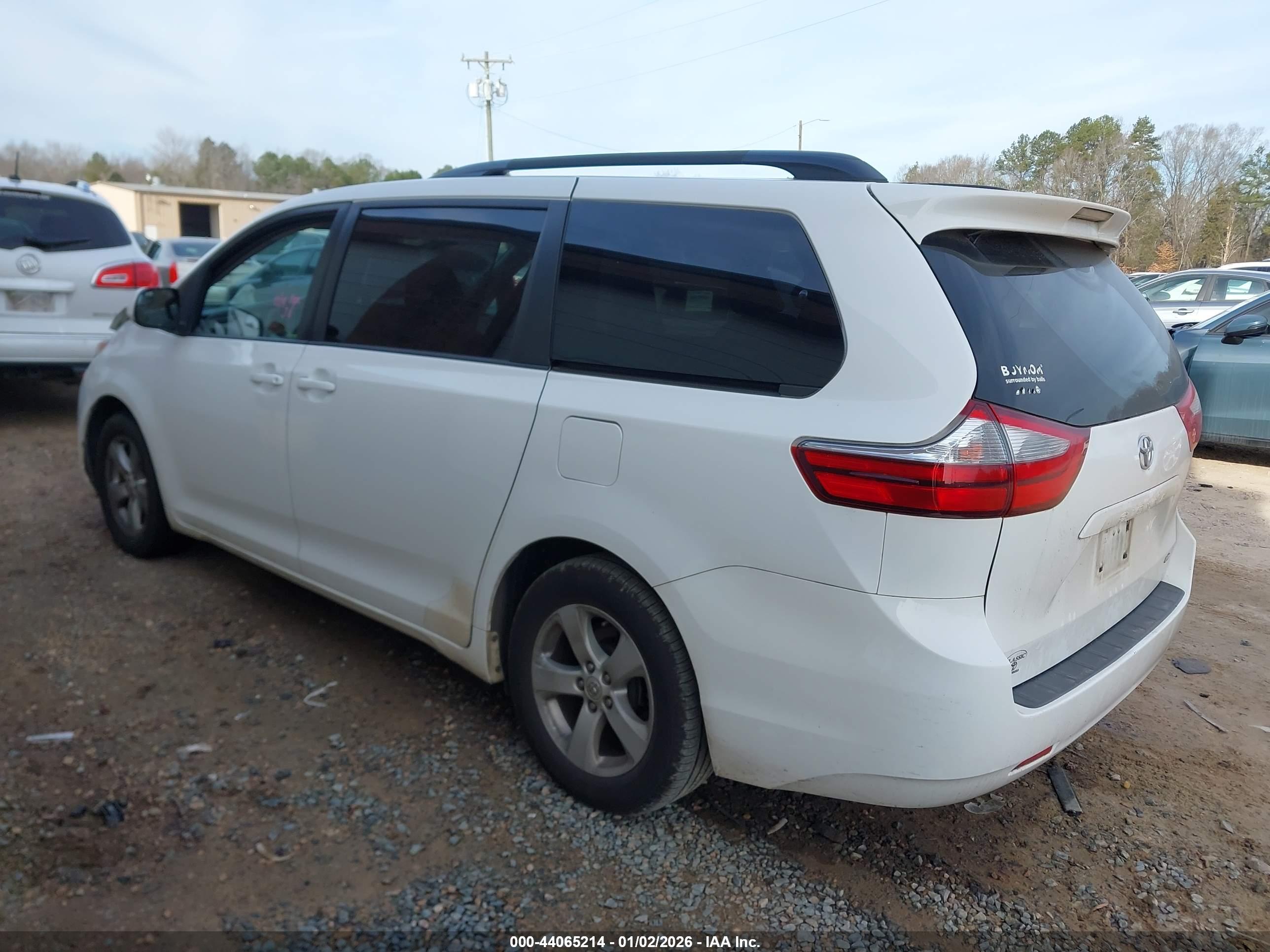TOYOTA SIENNA image 3