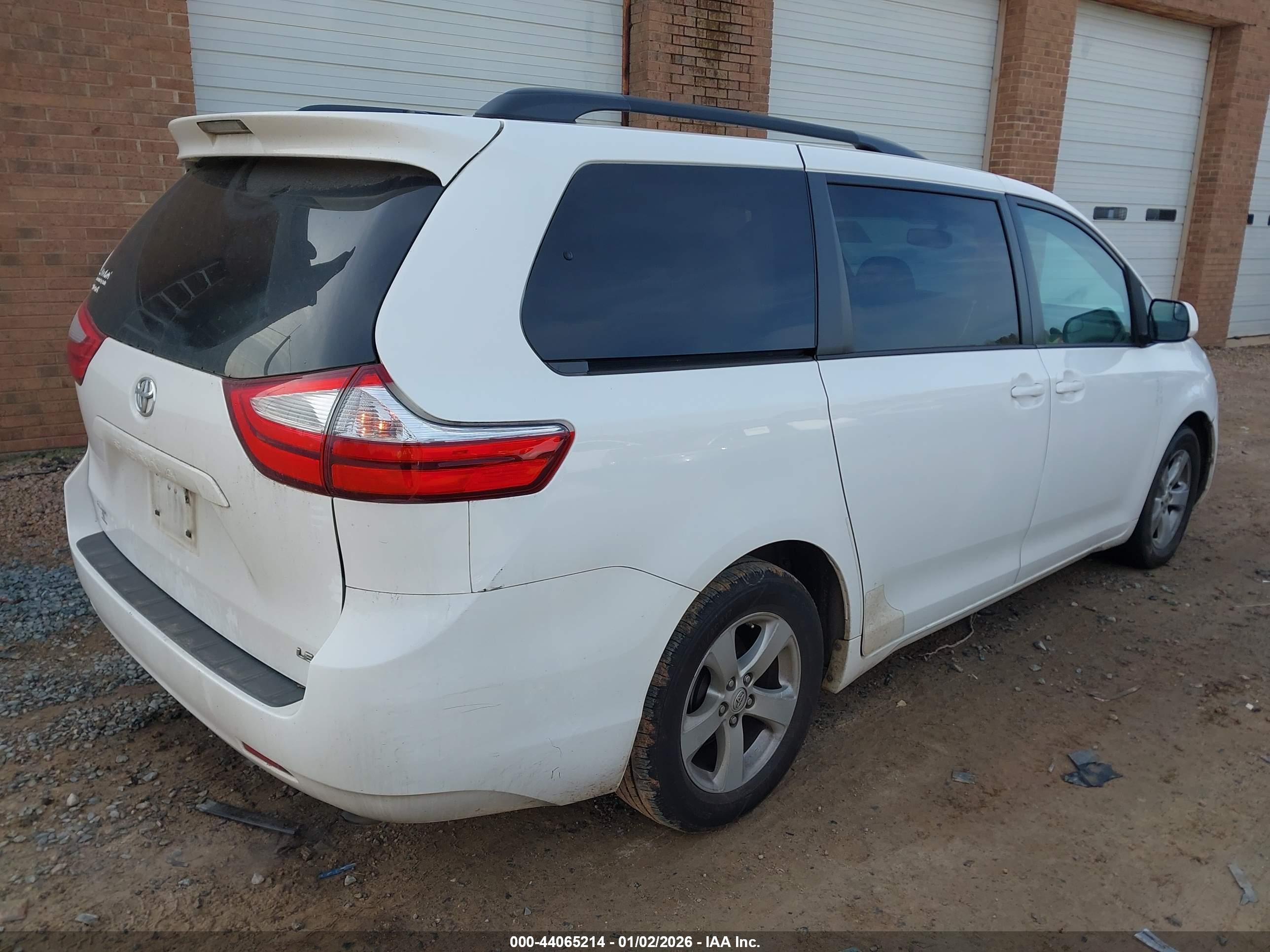 TOYOTA SIENNA image 4