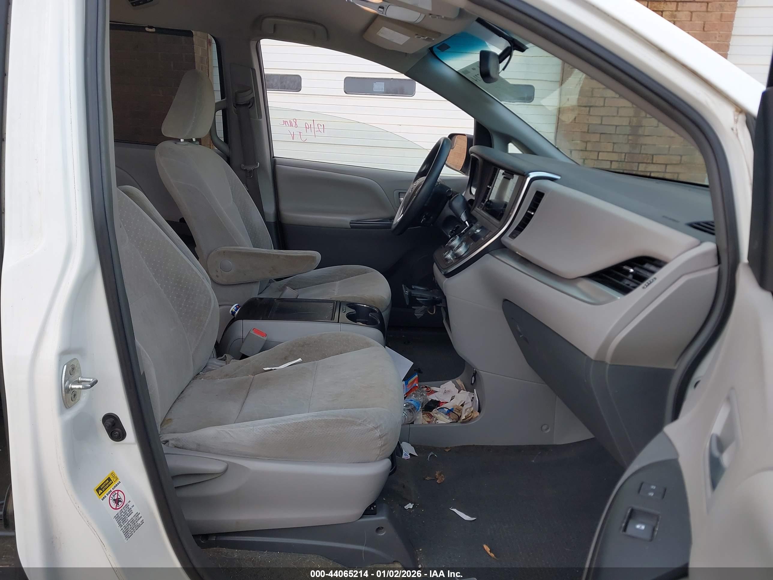 TOYOTA SIENNA image 5