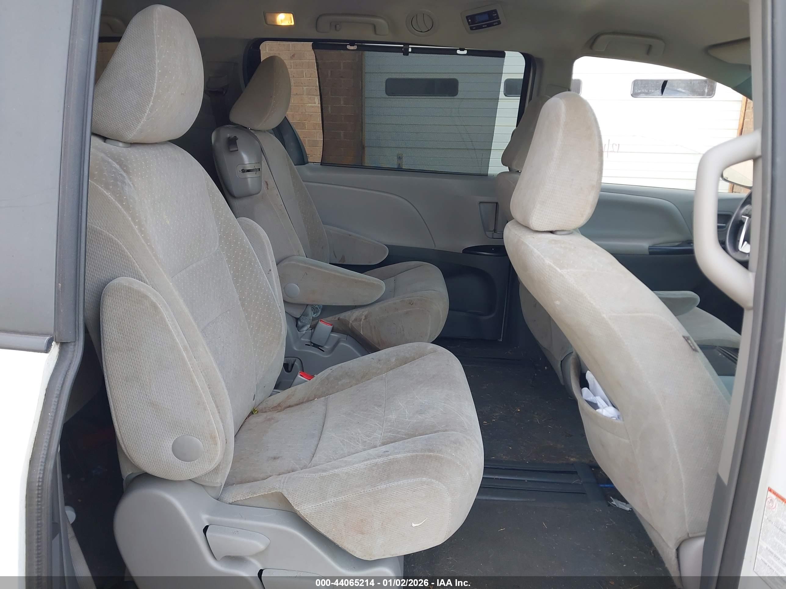 TOYOTA SIENNA image 8