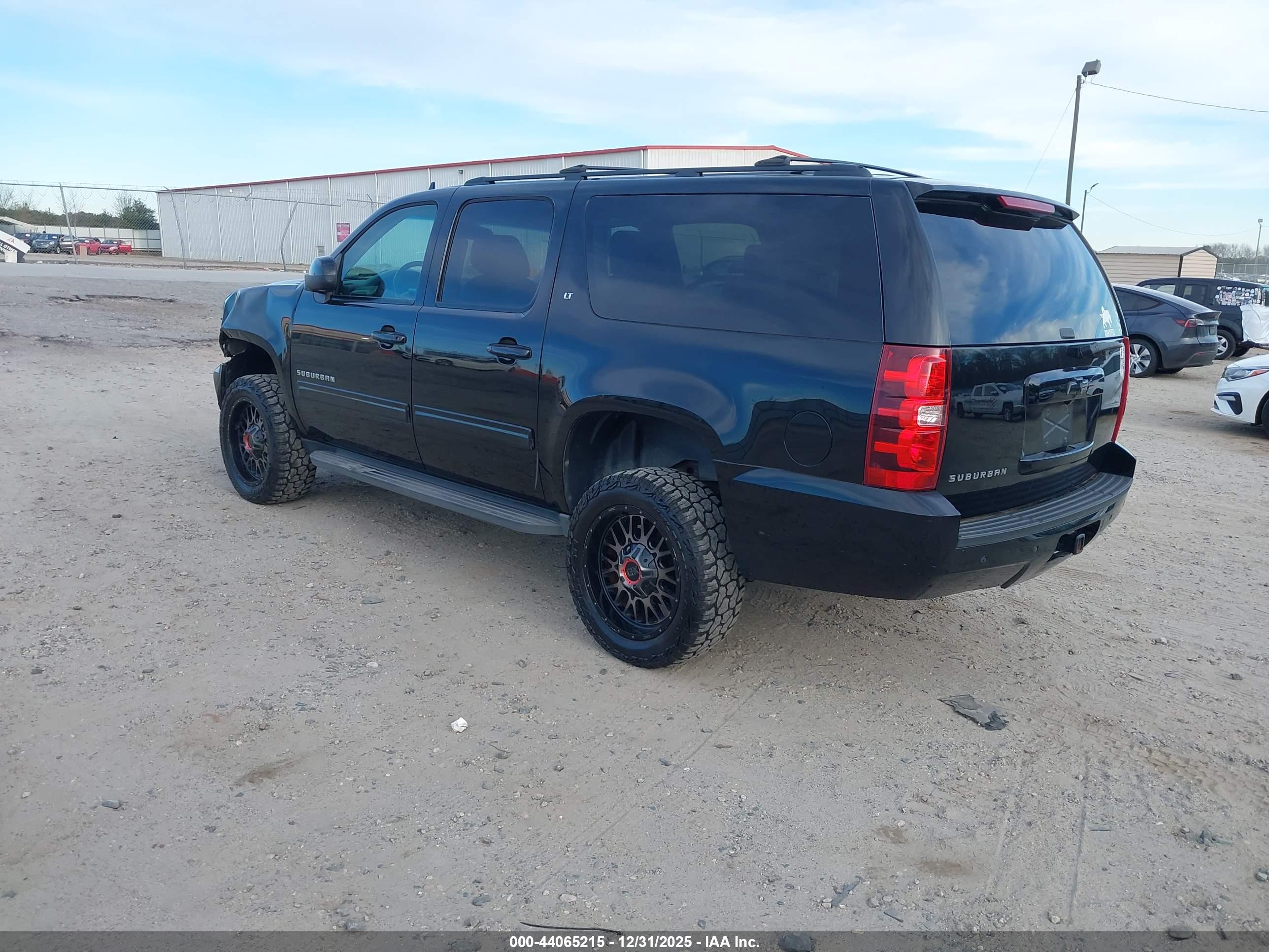 CHEVROLET SUBURBAN image 3