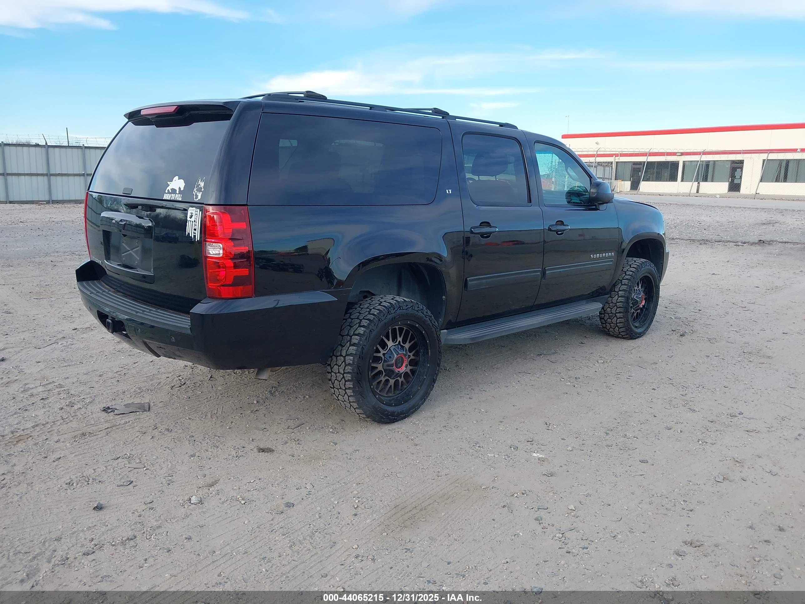 CHEVROLET SUBURBAN image 4