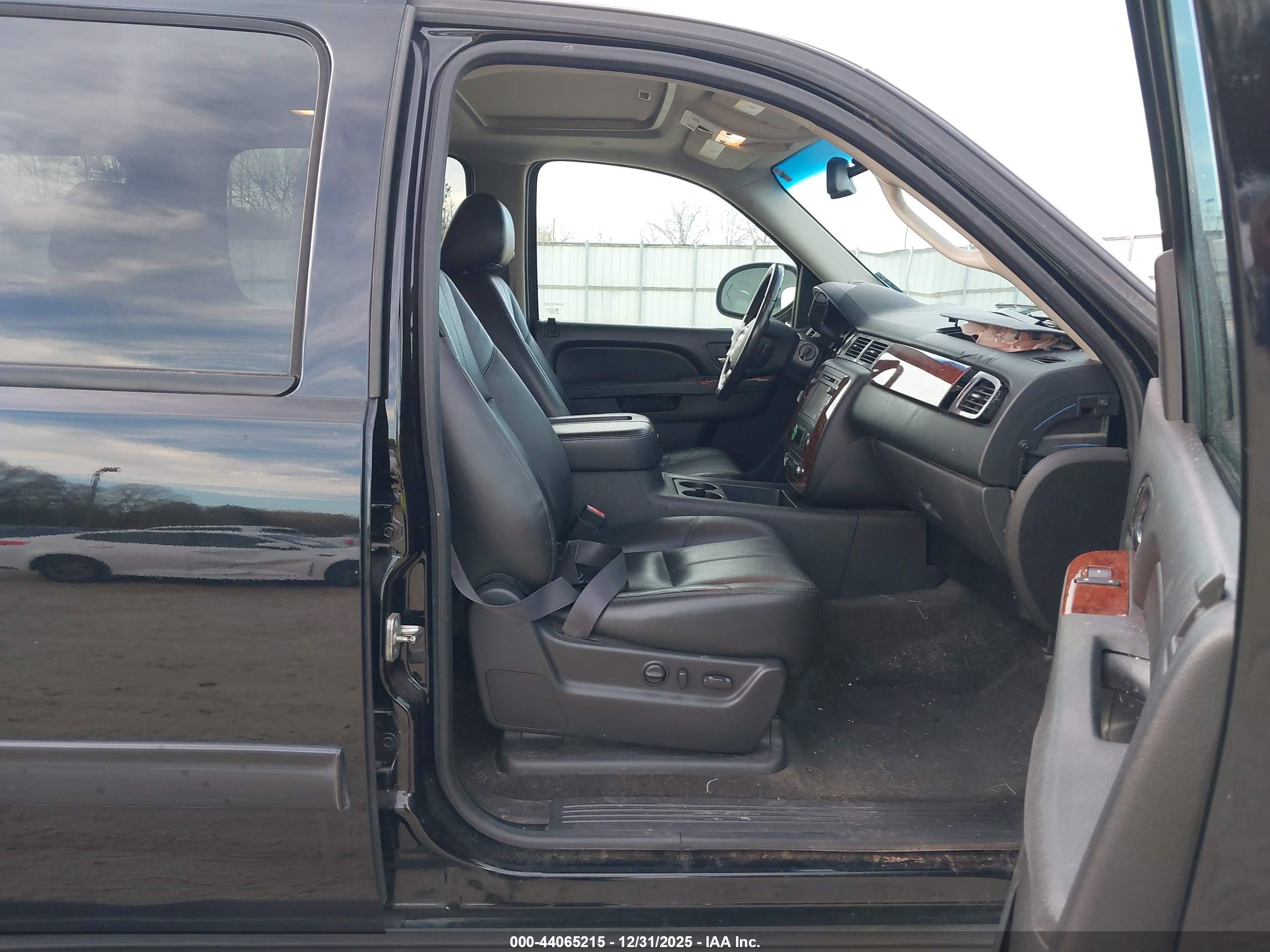CHEVROLET SUBURBAN image 5