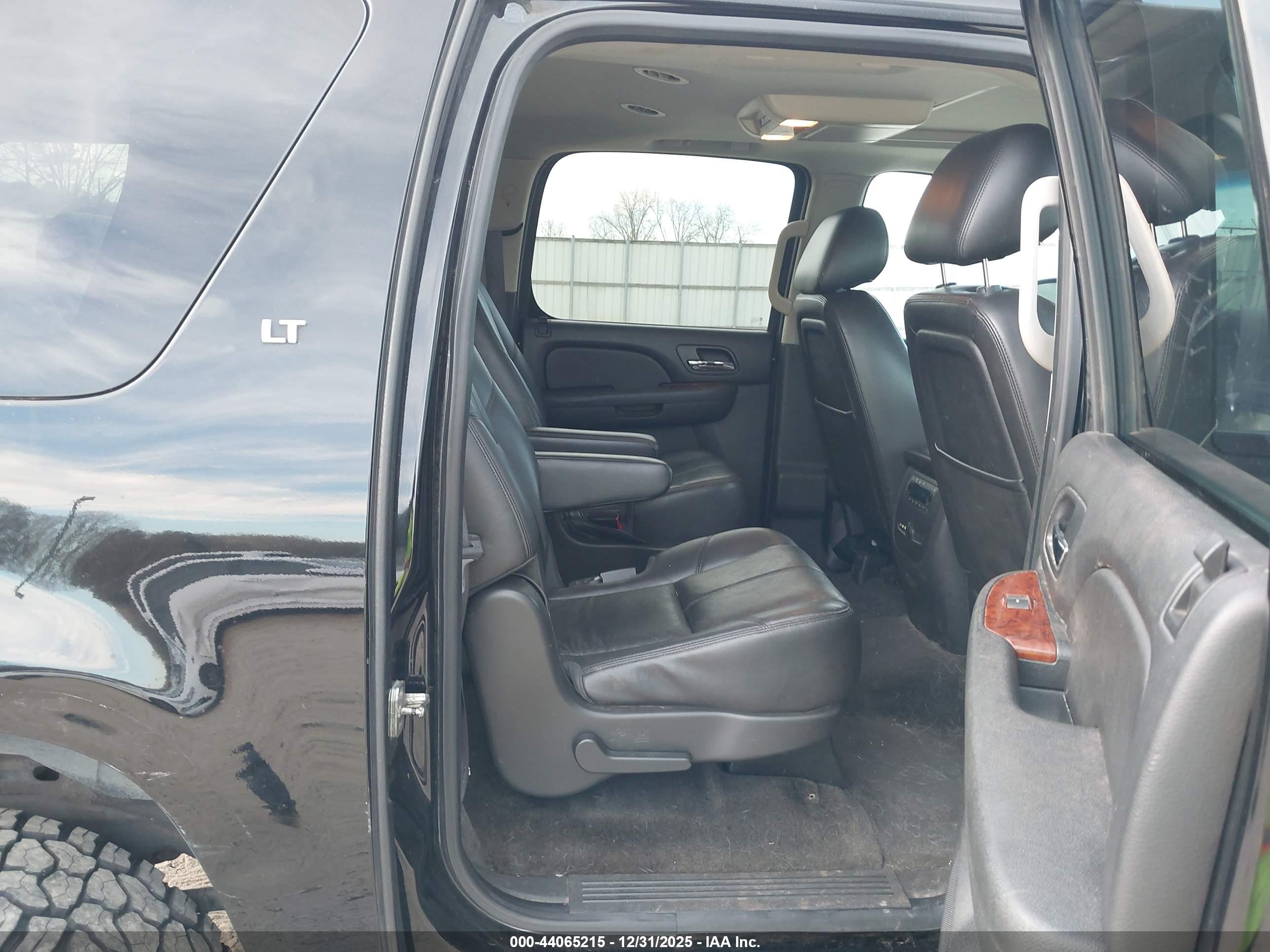 CHEVROLET SUBURBAN image 8