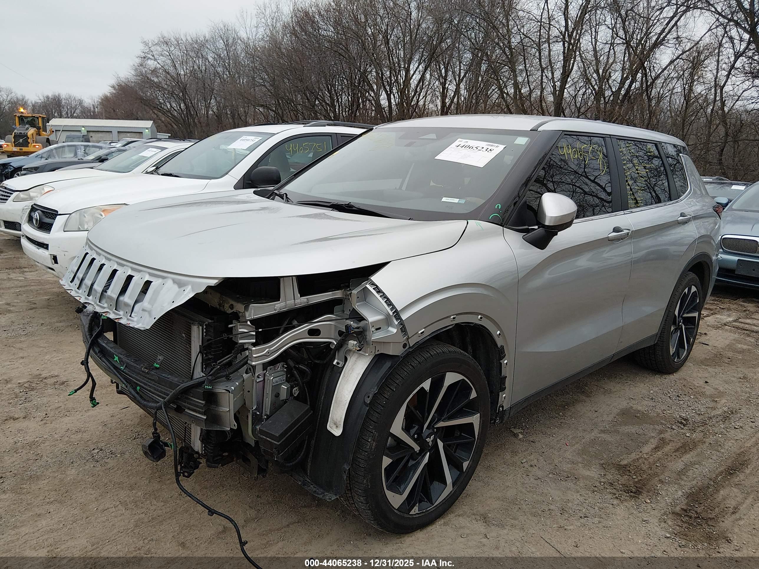 MITSUBISHI OUTLANDER image 2