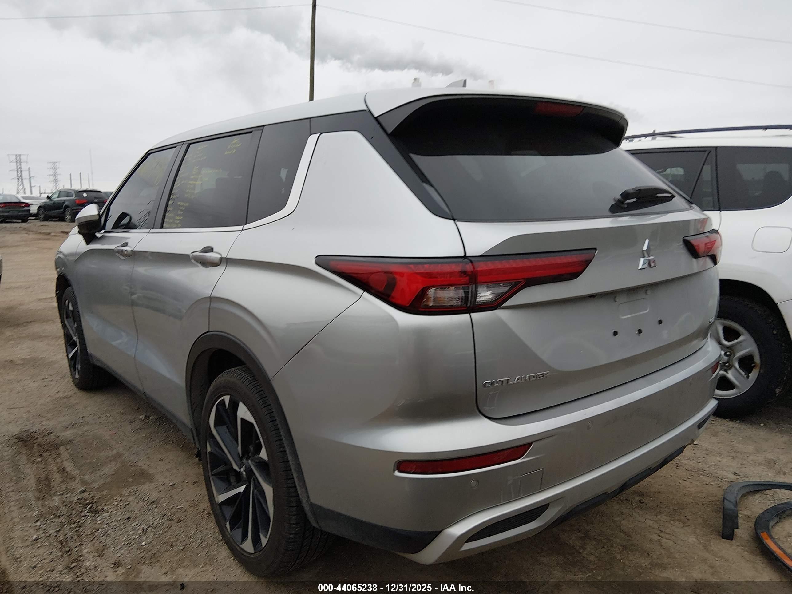 MITSUBISHI OUTLANDER image 3