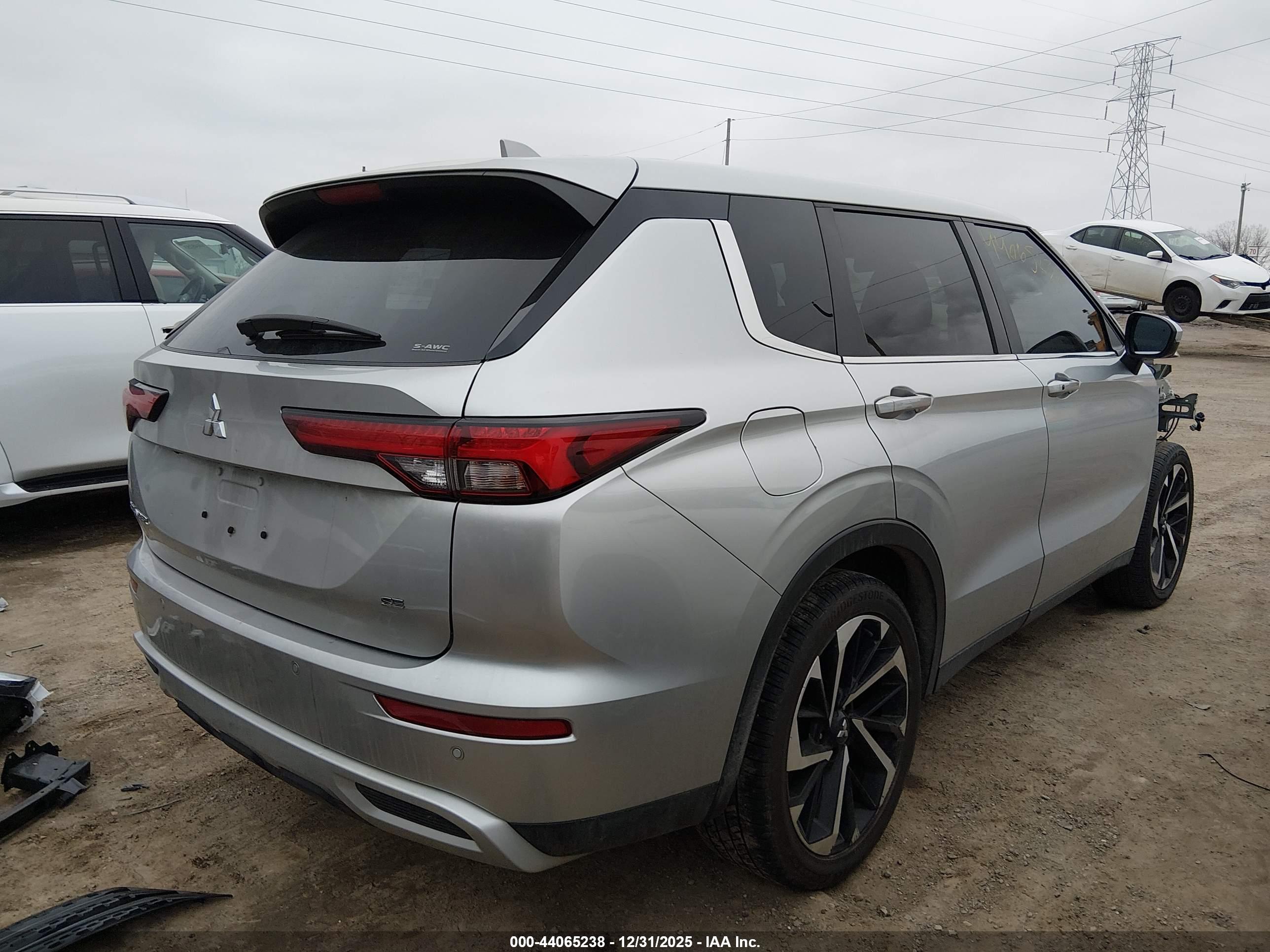 MITSUBISHI OUTLANDER image 4