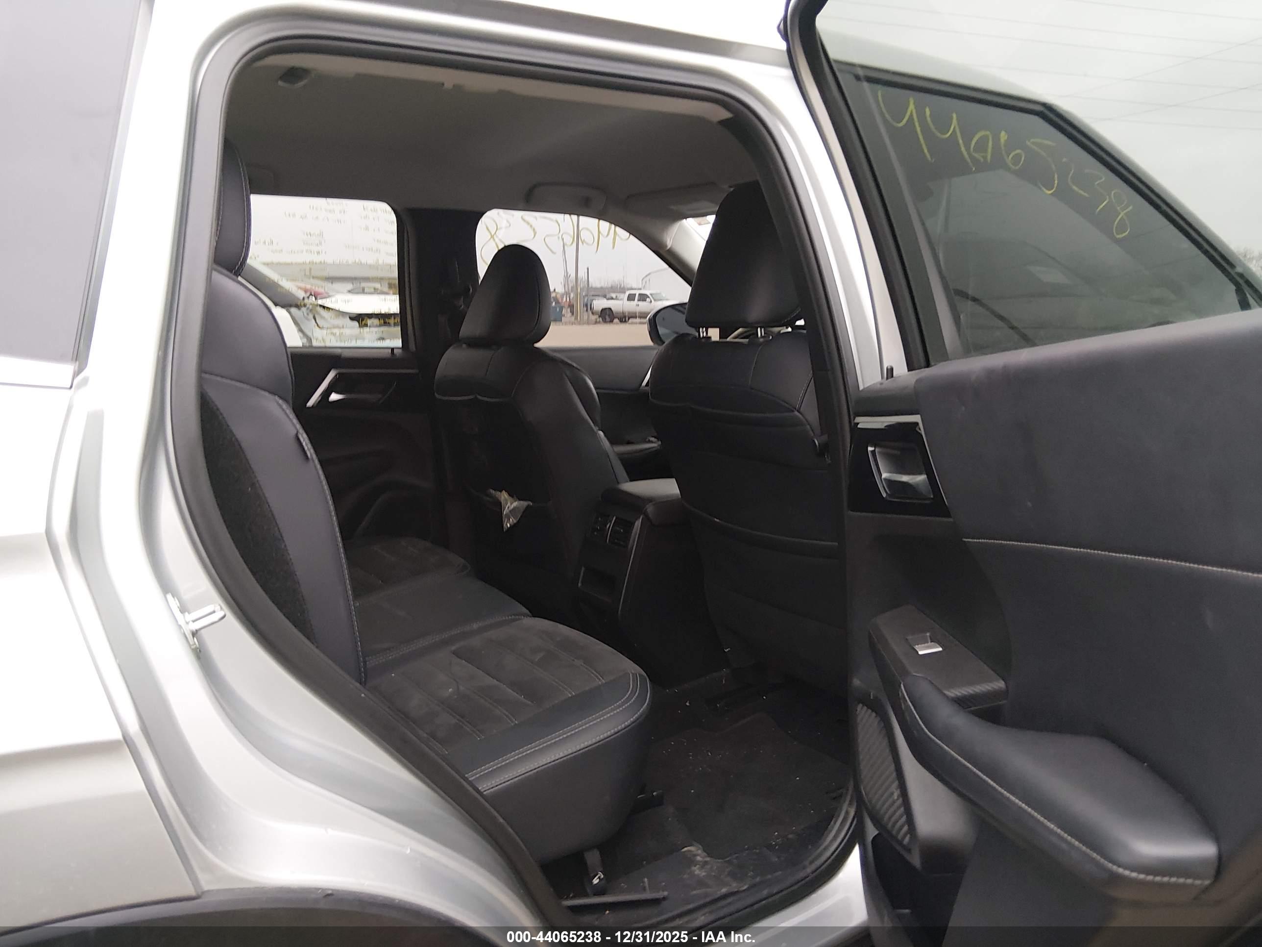 MITSUBISHI OUTLANDER image 8