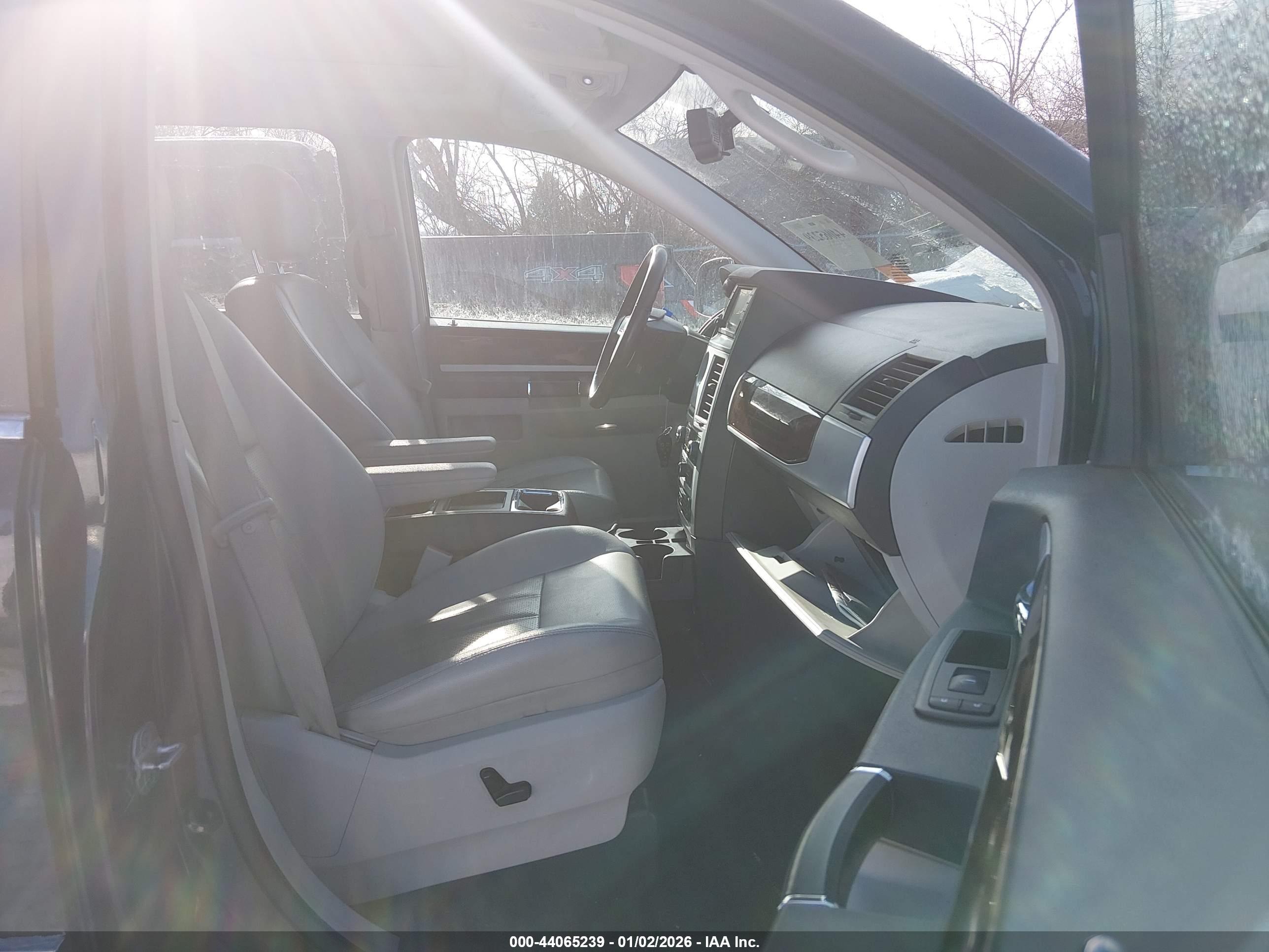 CHRYSLER TOWN image 5
