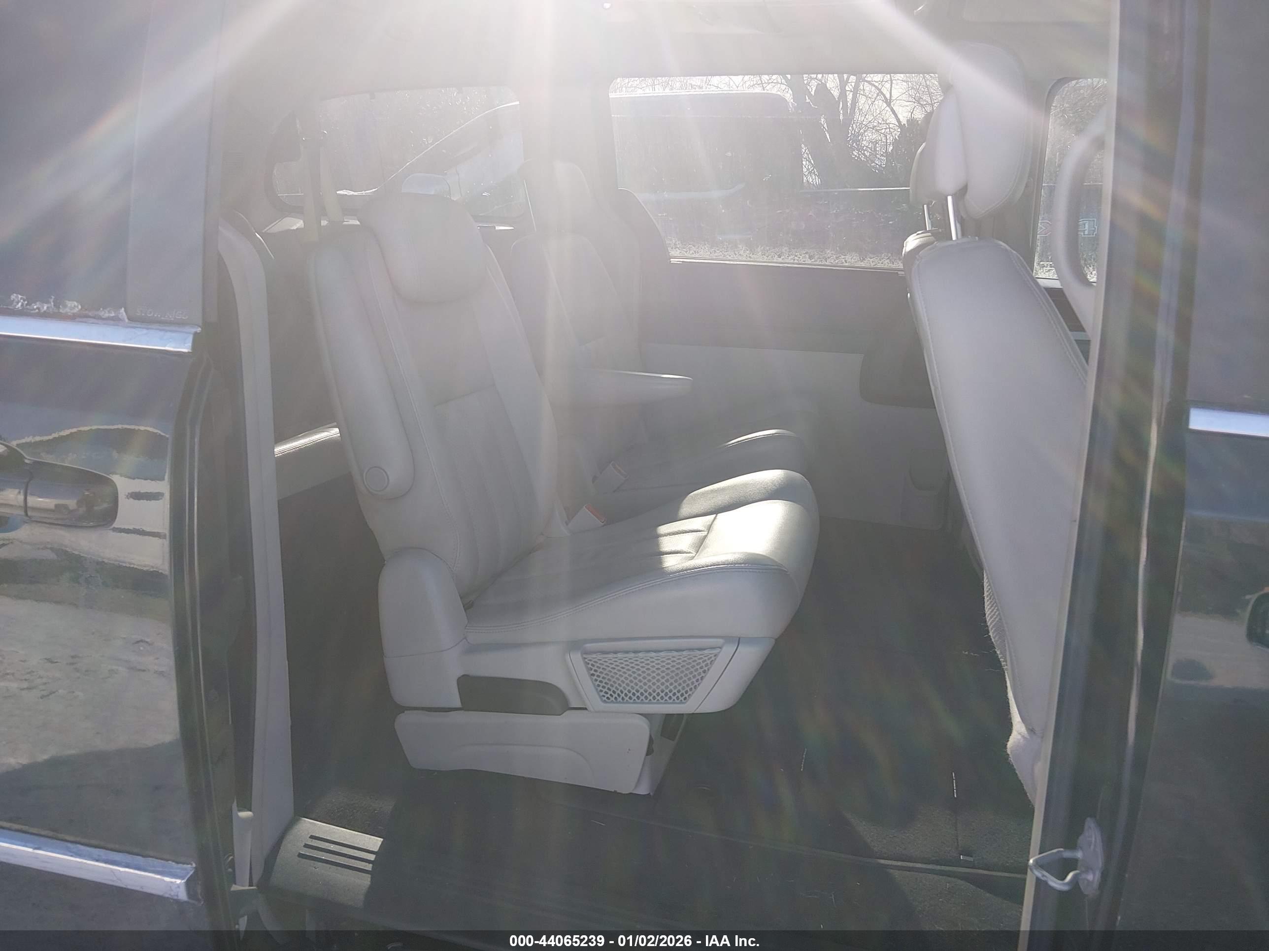 CHRYSLER TOWN image 8