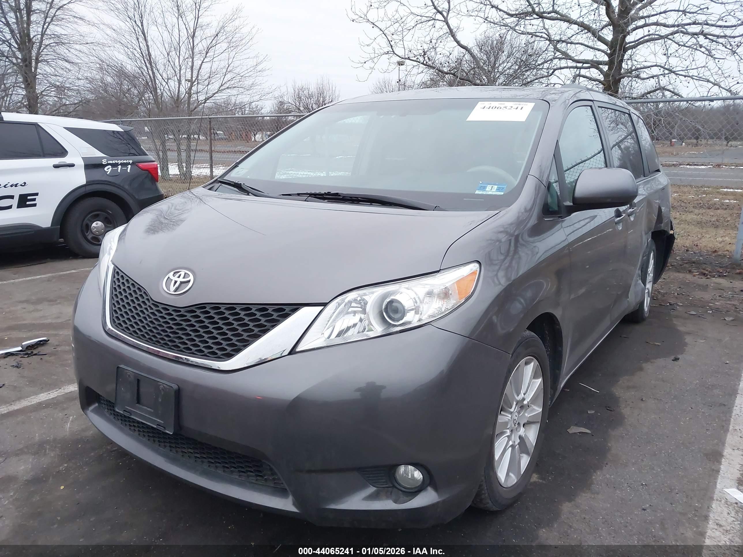 TOYOTA SIENNA image 2