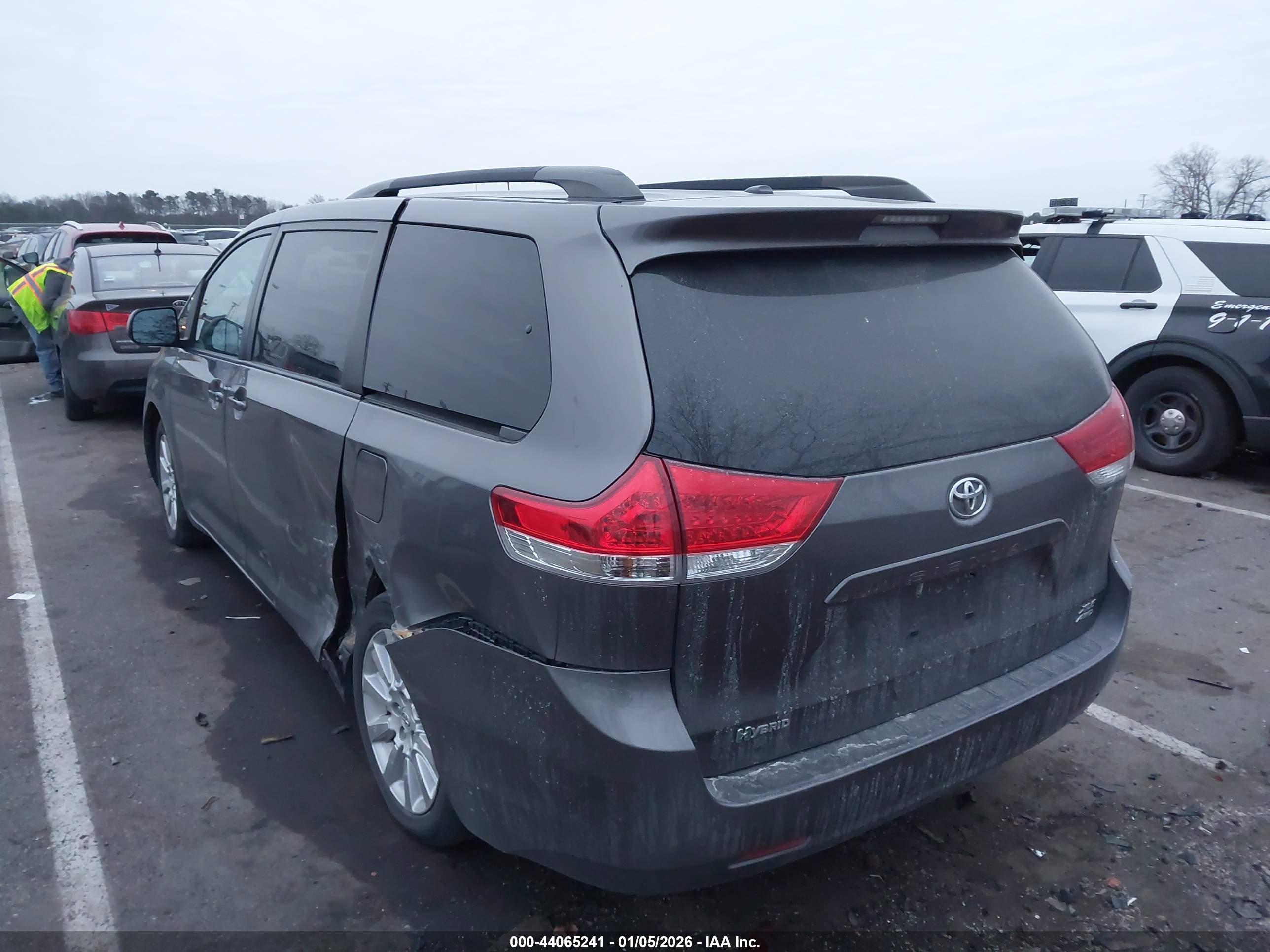 TOYOTA SIENNA image 3