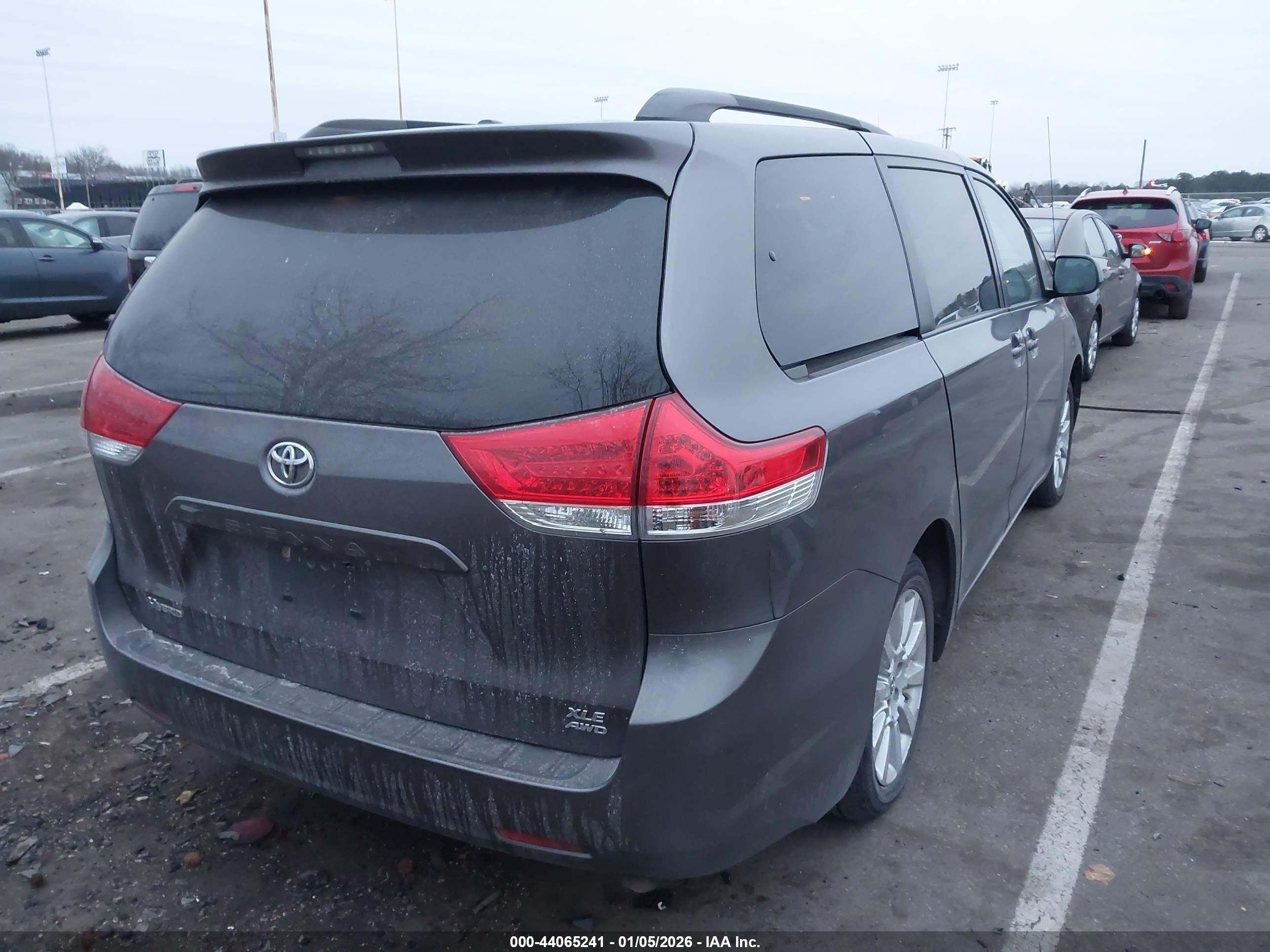 TOYOTA SIENNA image 4
