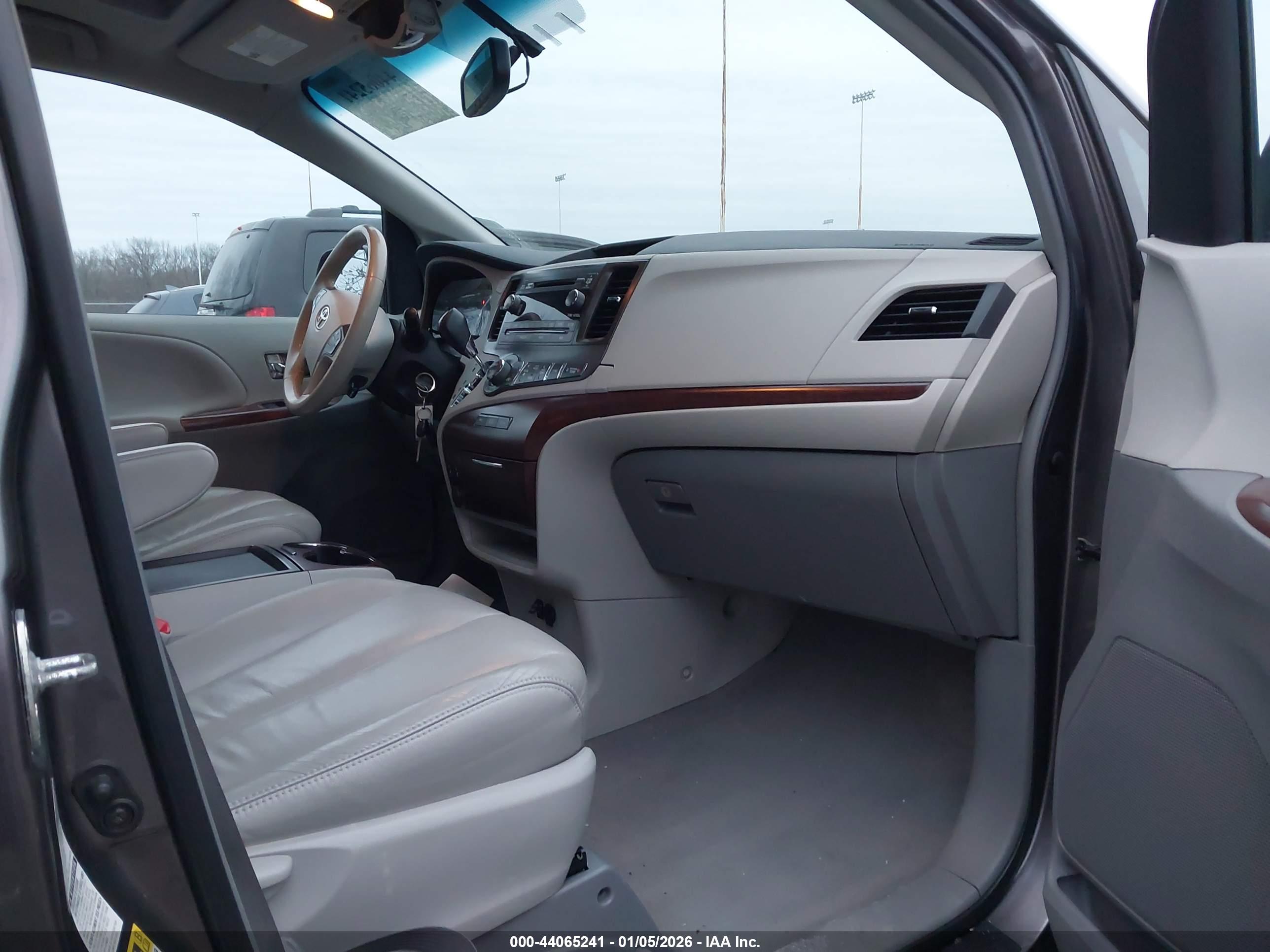 TOYOTA SIENNA image 5