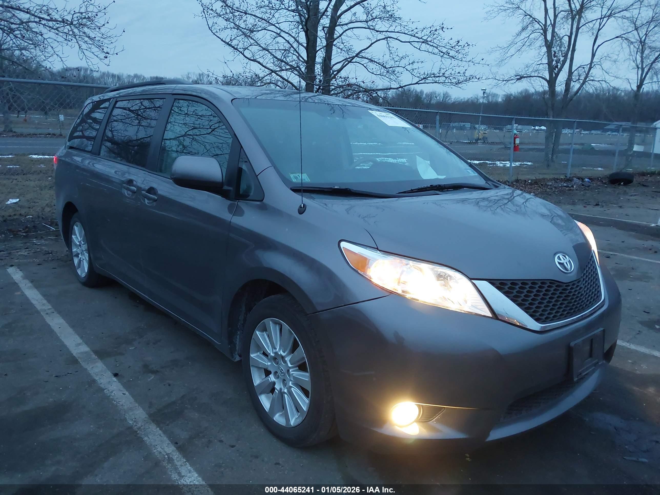 TOYOTA SIENNA image 6