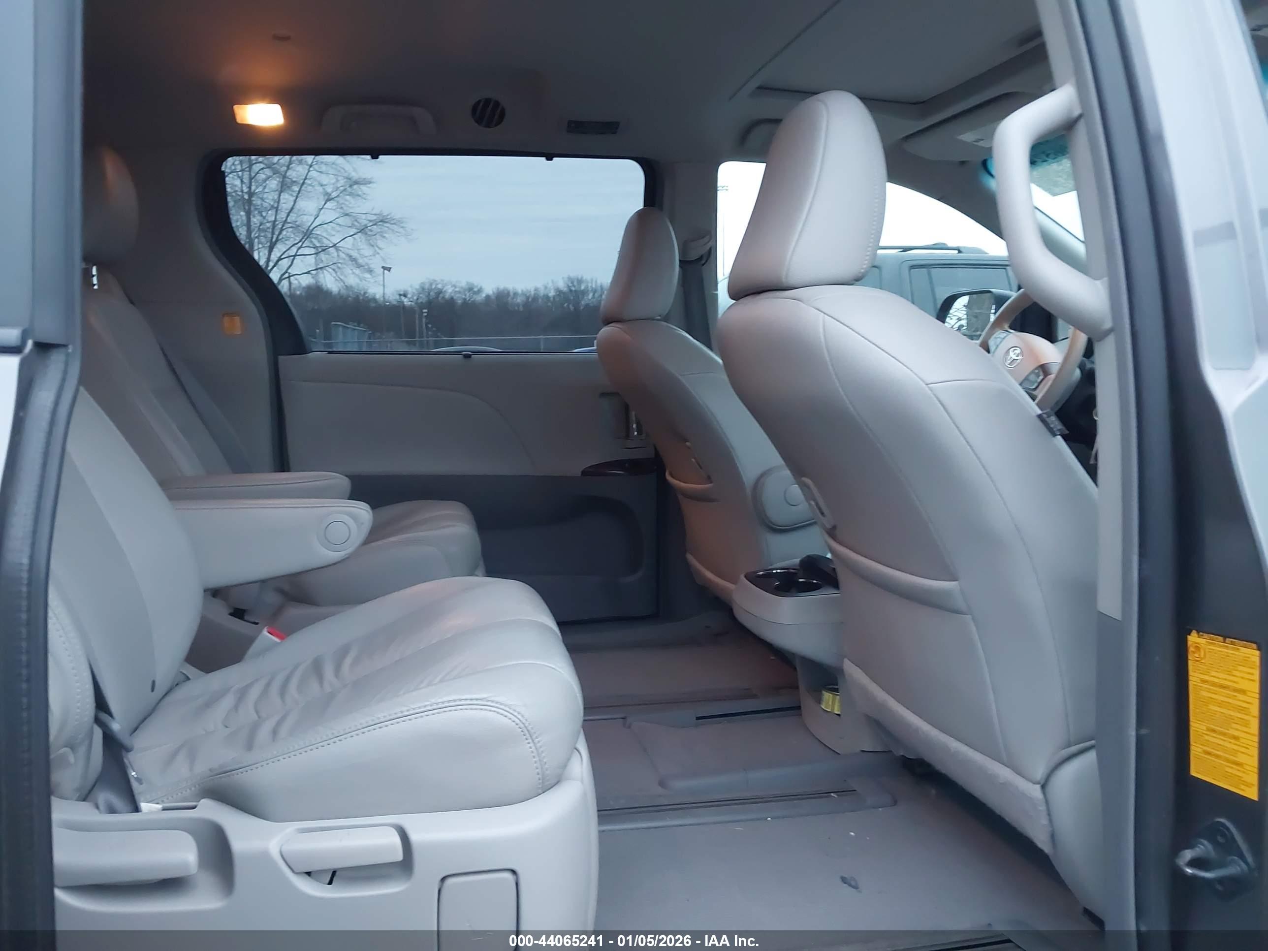 TOYOTA SIENNA image 8