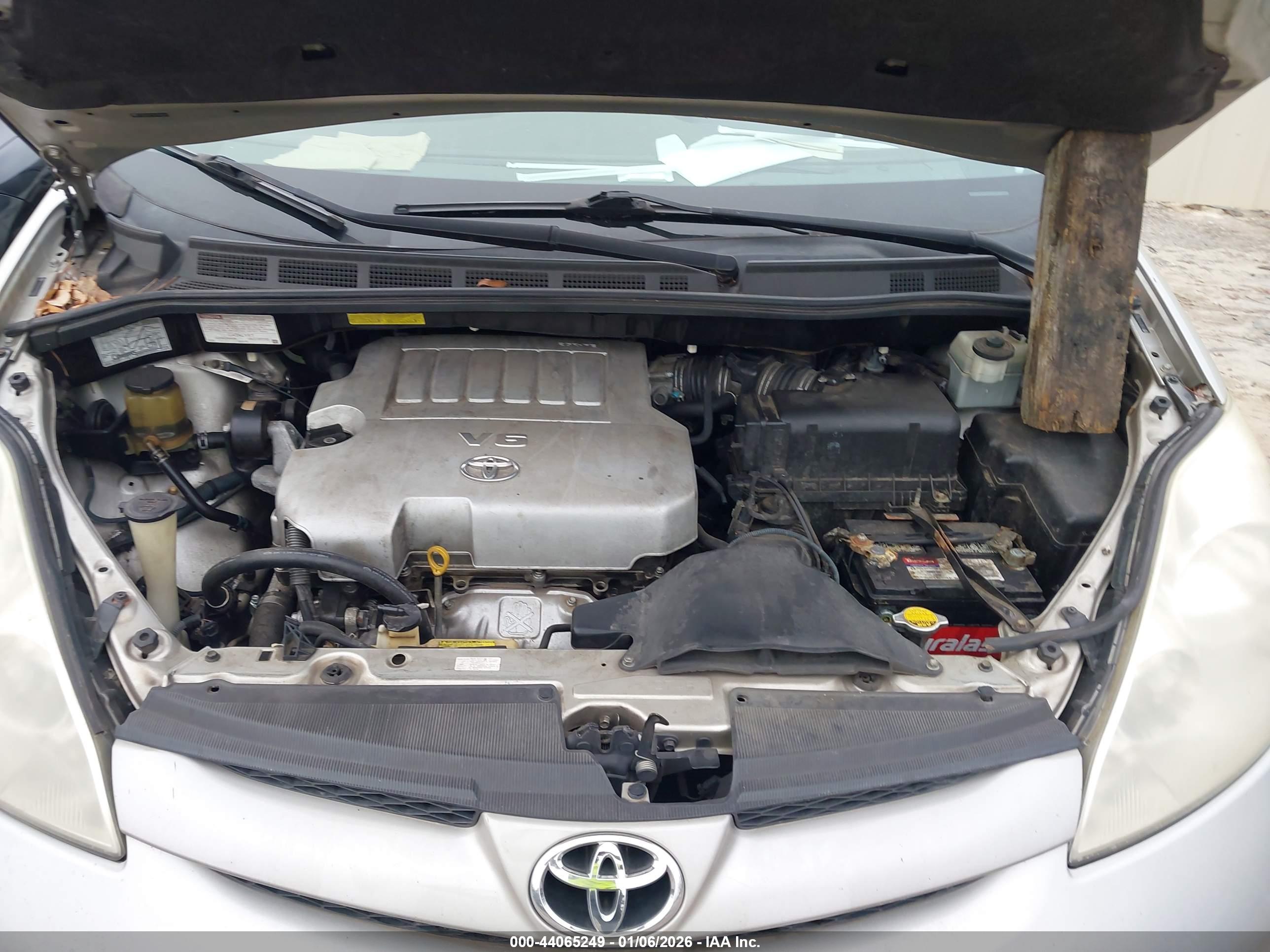 TOYOTA SIENNA image 10