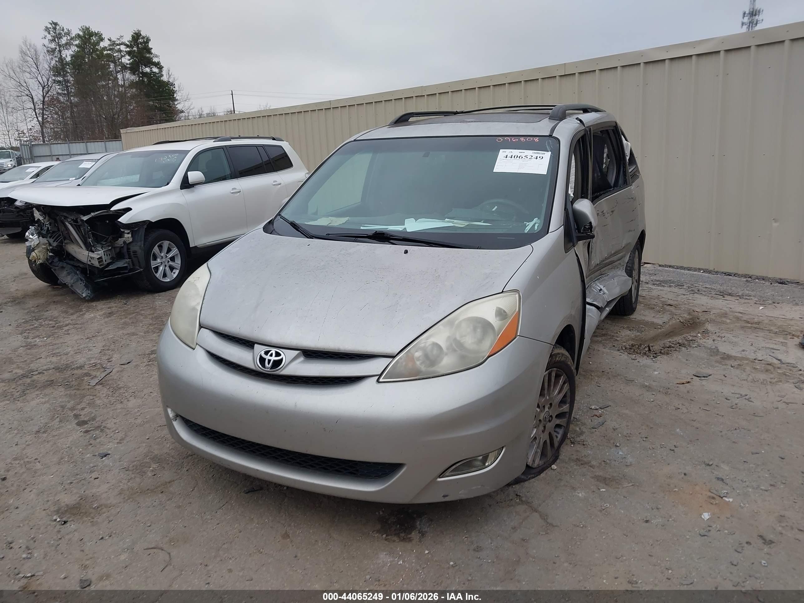TOYOTA SIENNA image 2