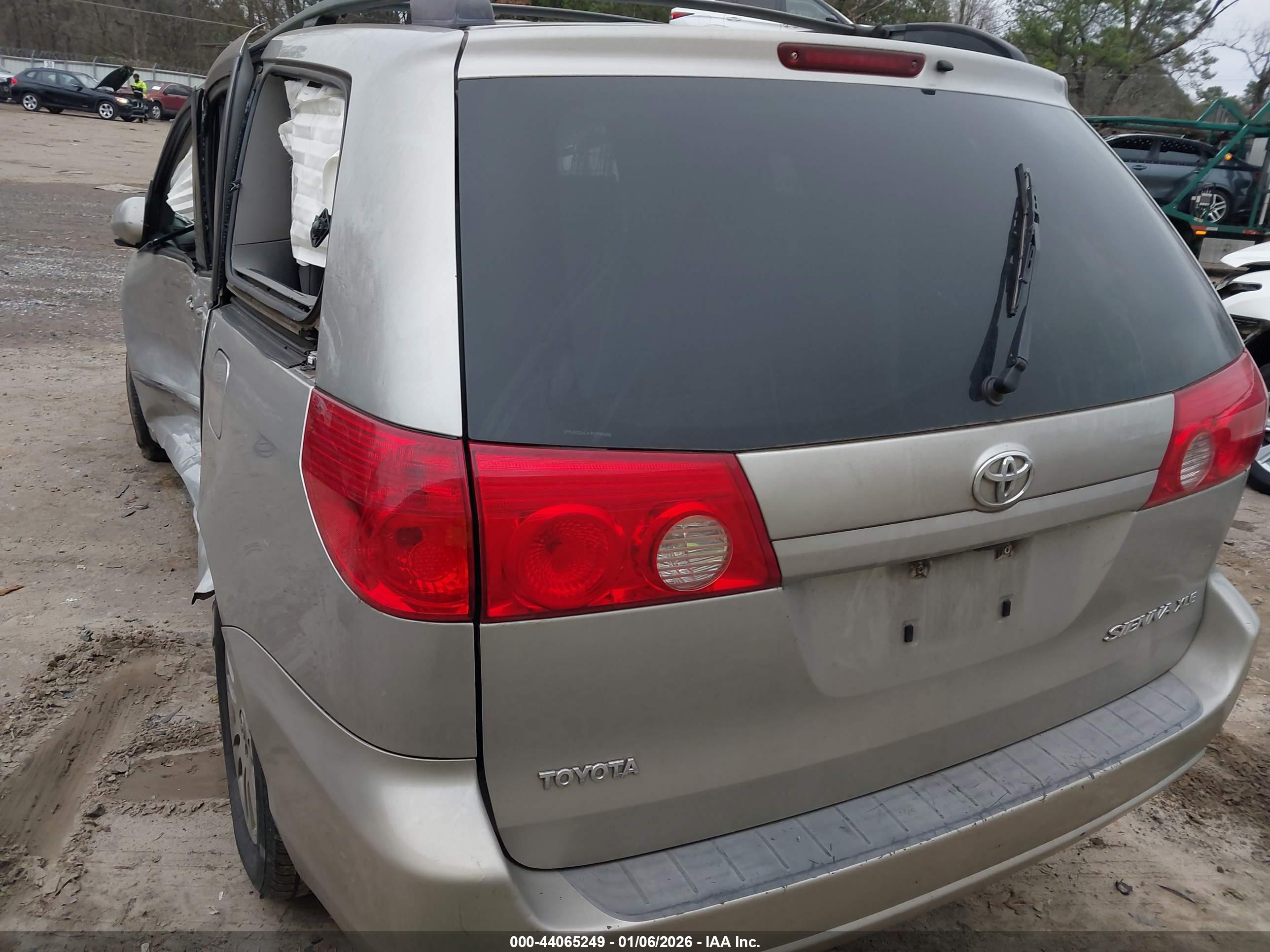 TOYOTA SIENNA image 3