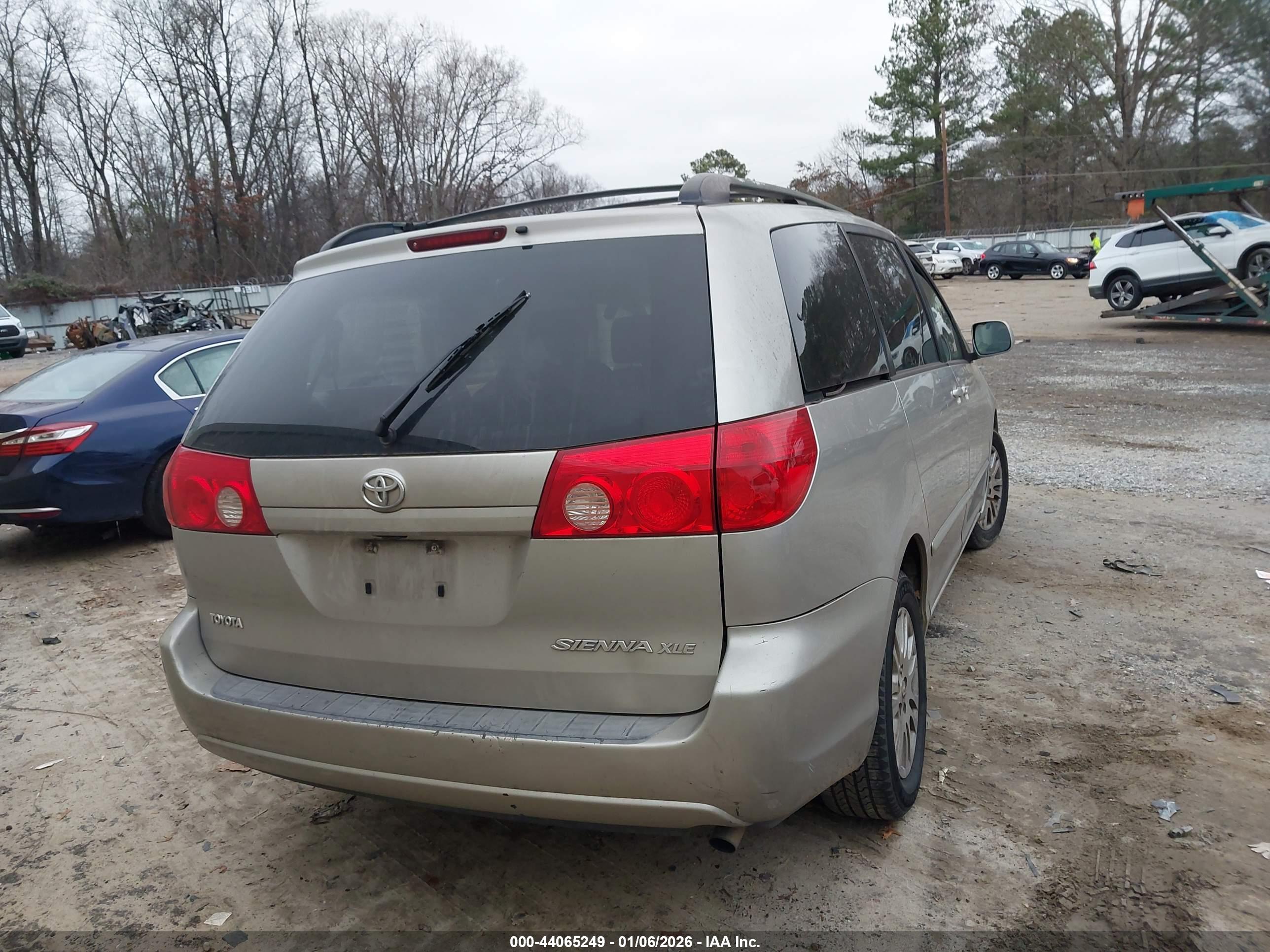 TOYOTA SIENNA image 4