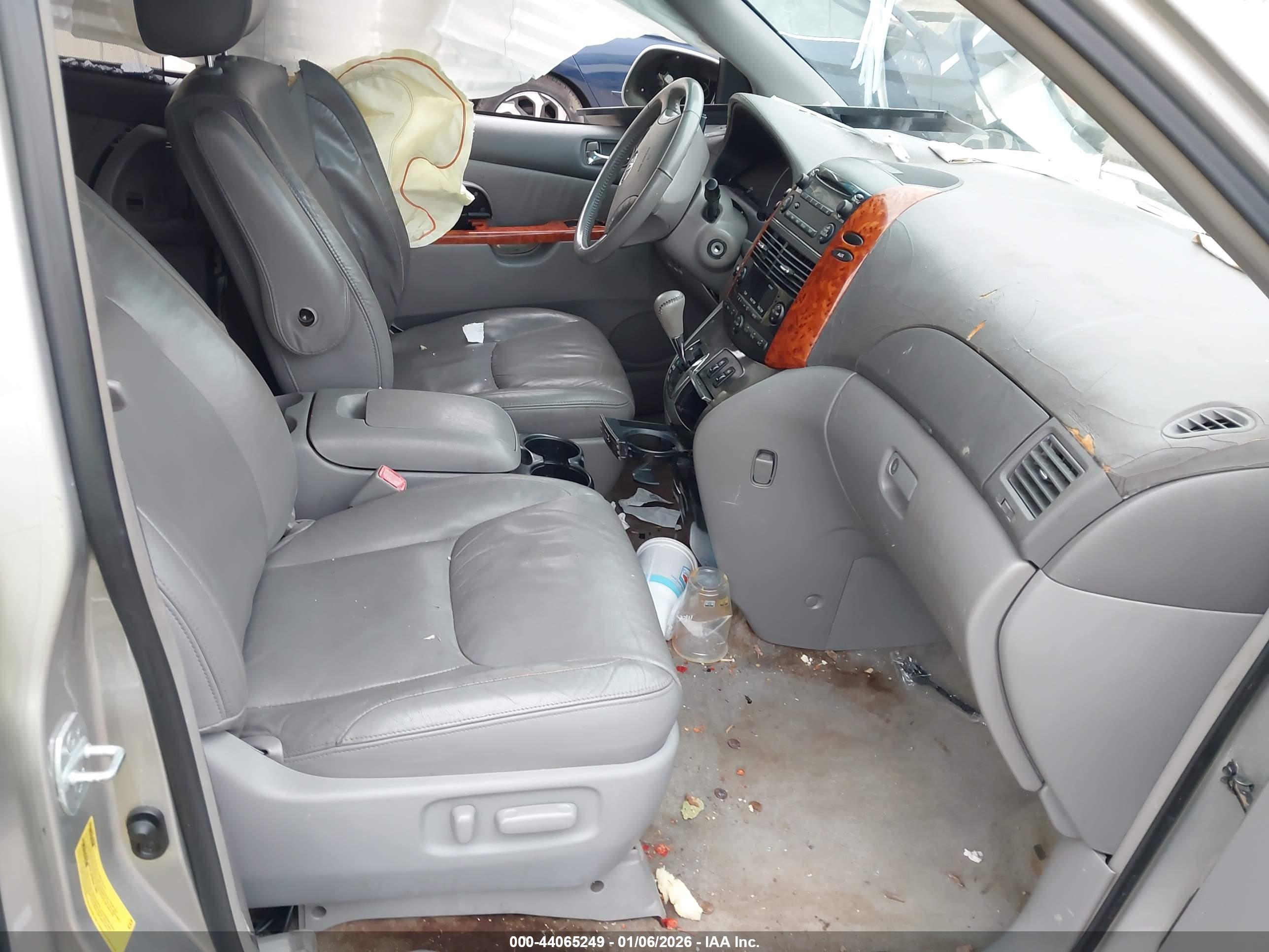 TOYOTA SIENNA image 5