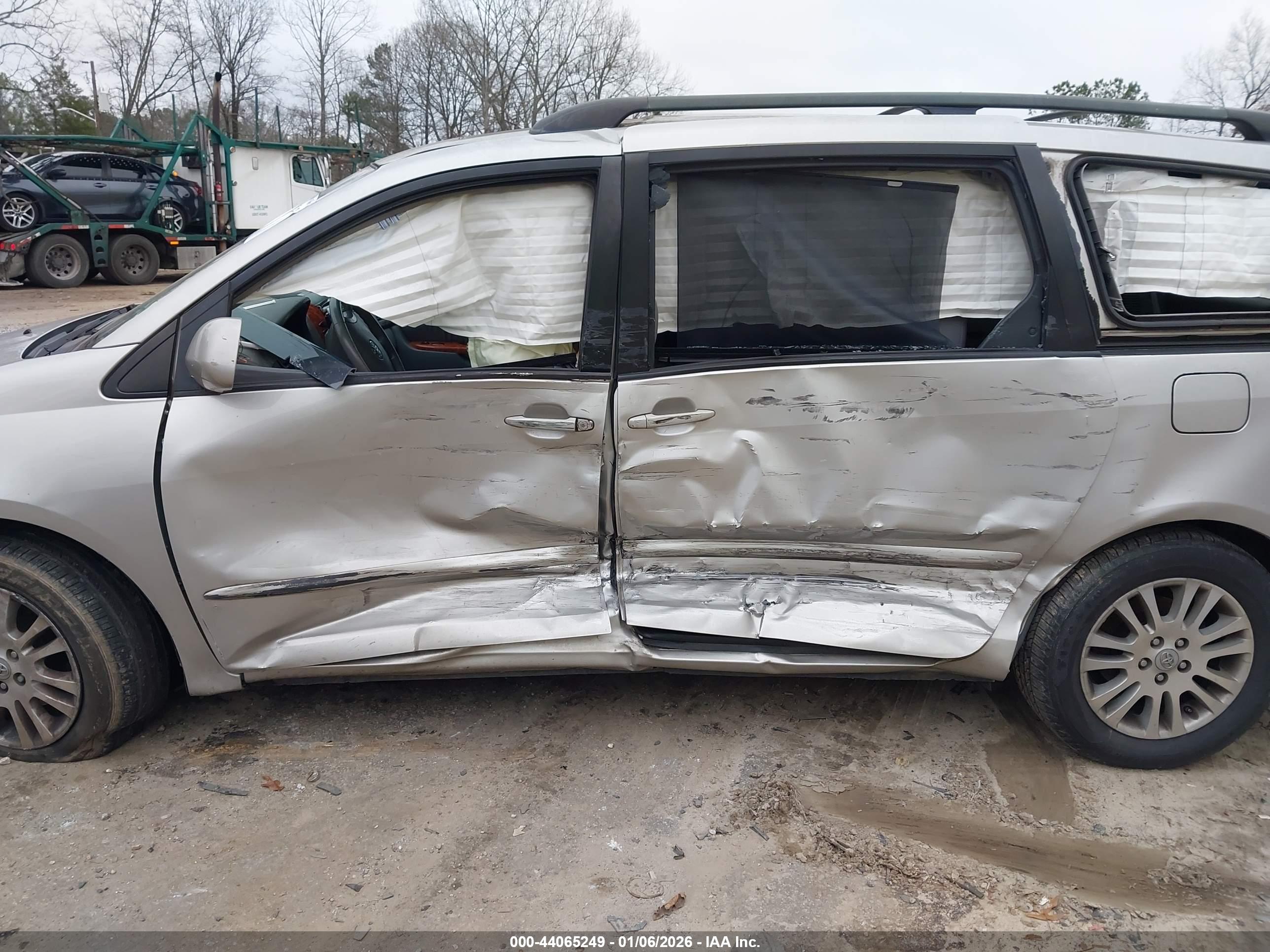 TOYOTA SIENNA image 6