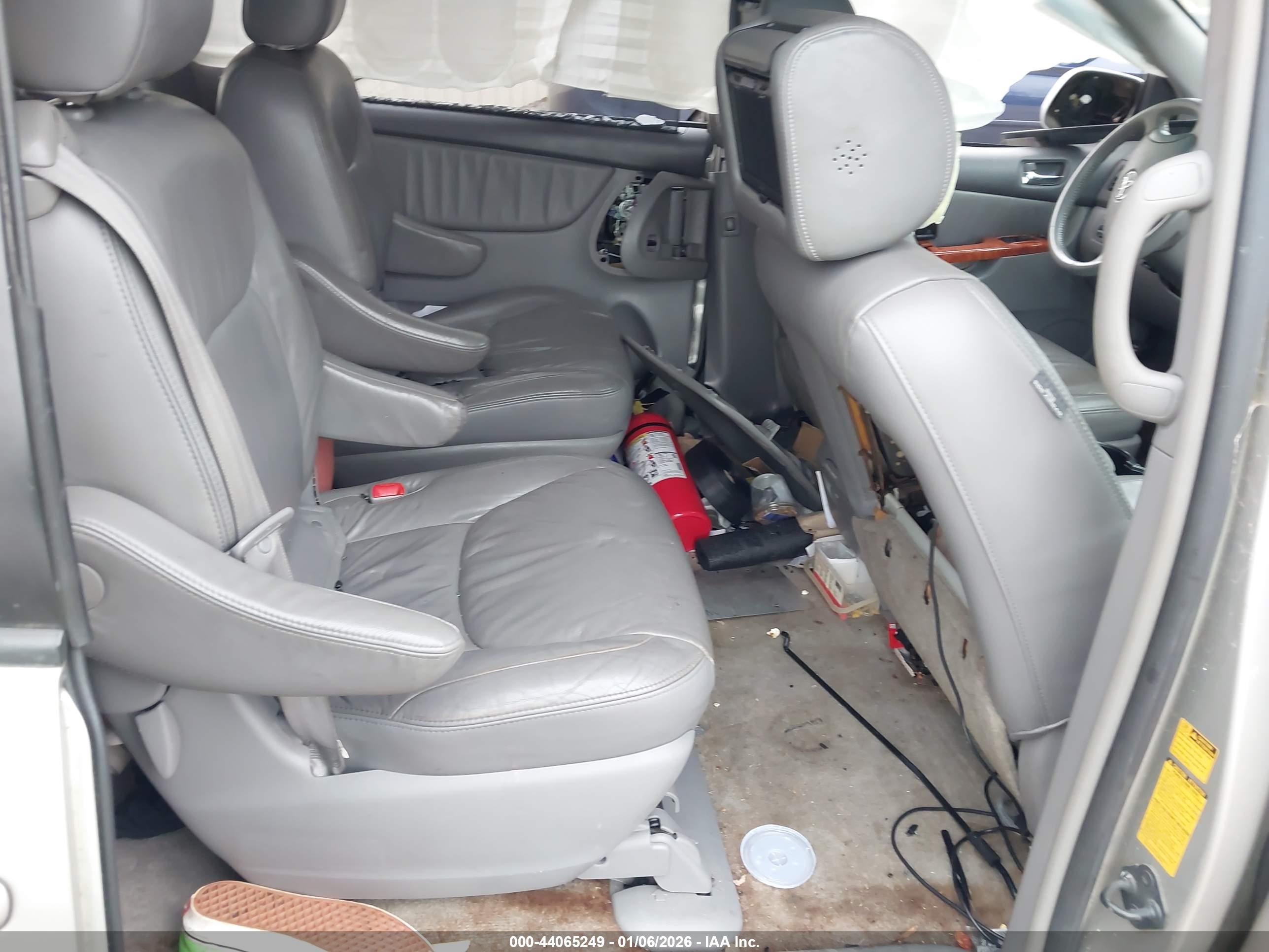 TOYOTA SIENNA image 8